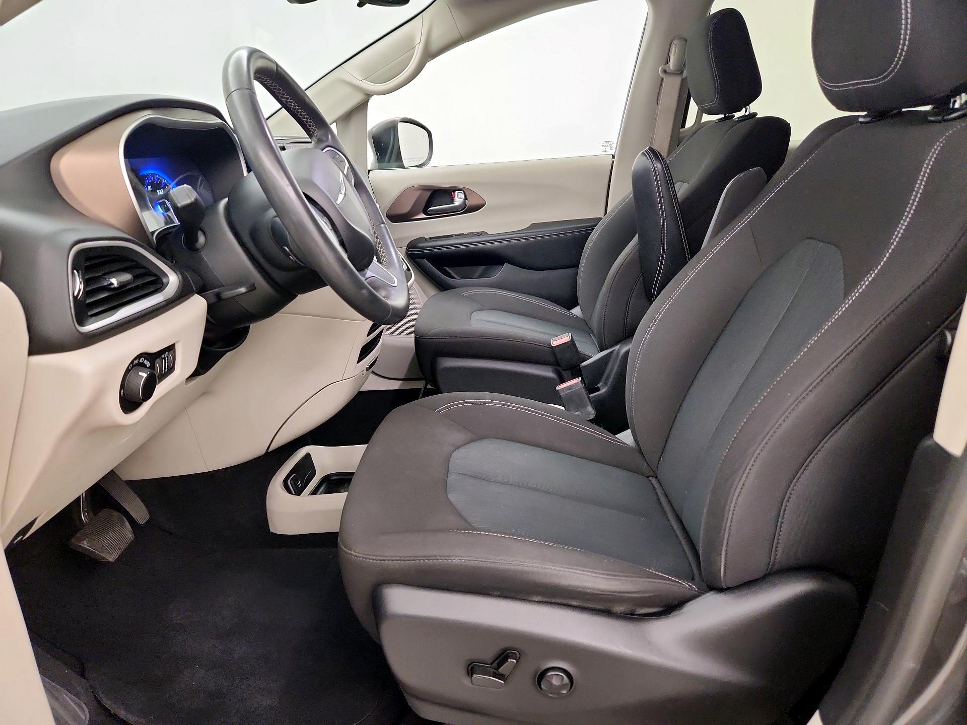 Thumbnail: 2022 Chrysler Voyager - 11