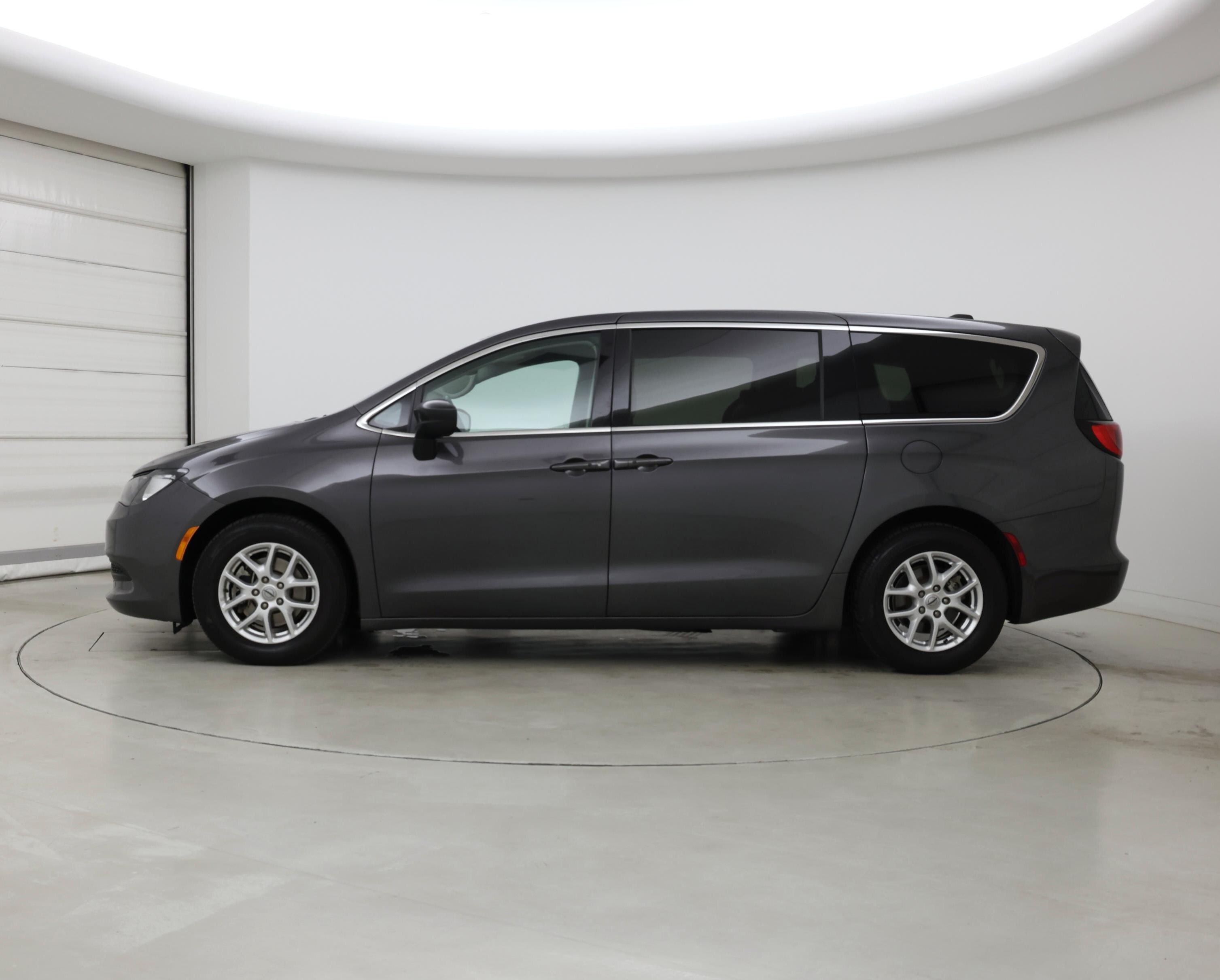 Thumbnail: 2022 Chrysler Voyager - 3