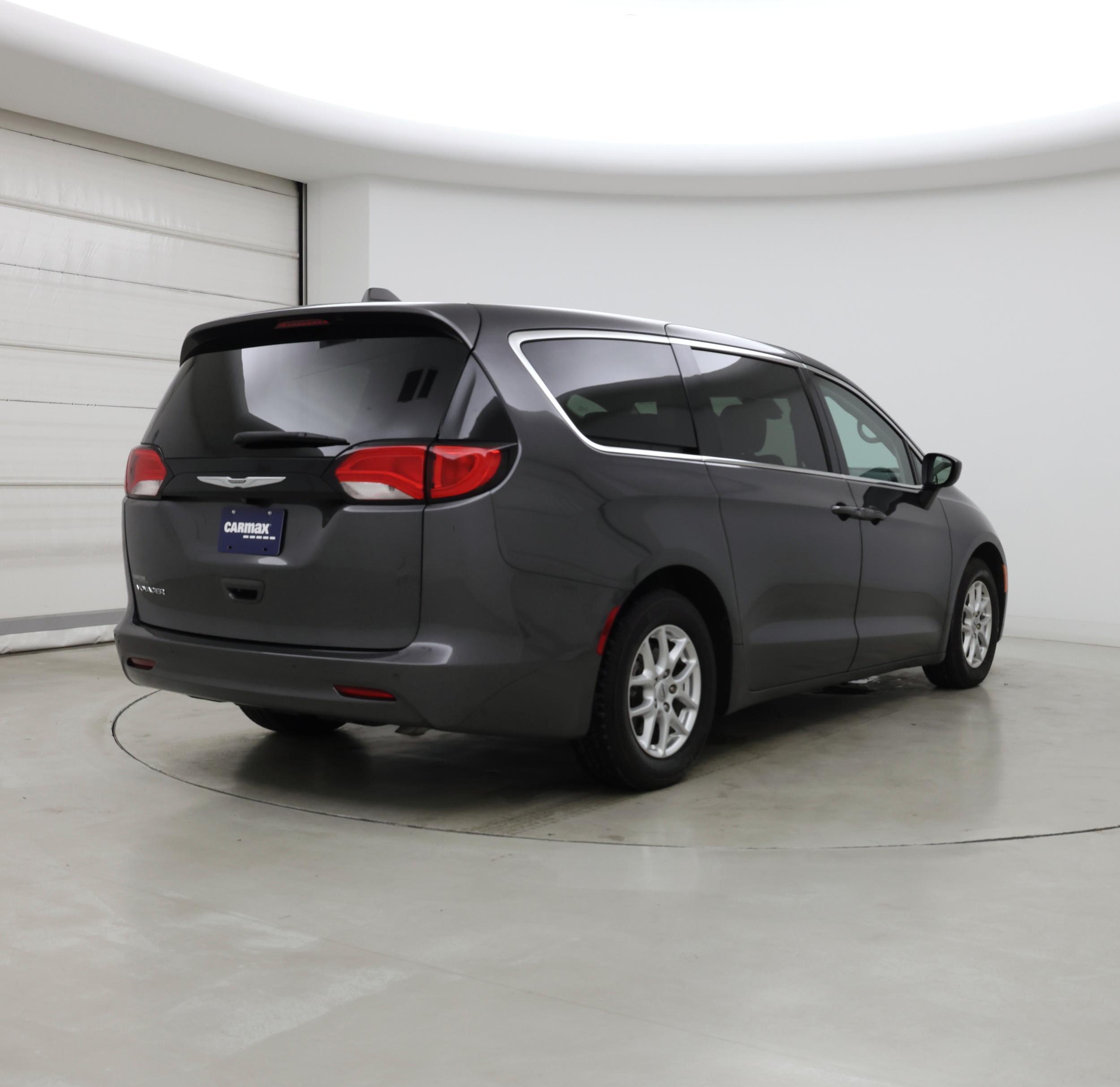 Thumbnail: 2022 Chrysler Voyager - 8