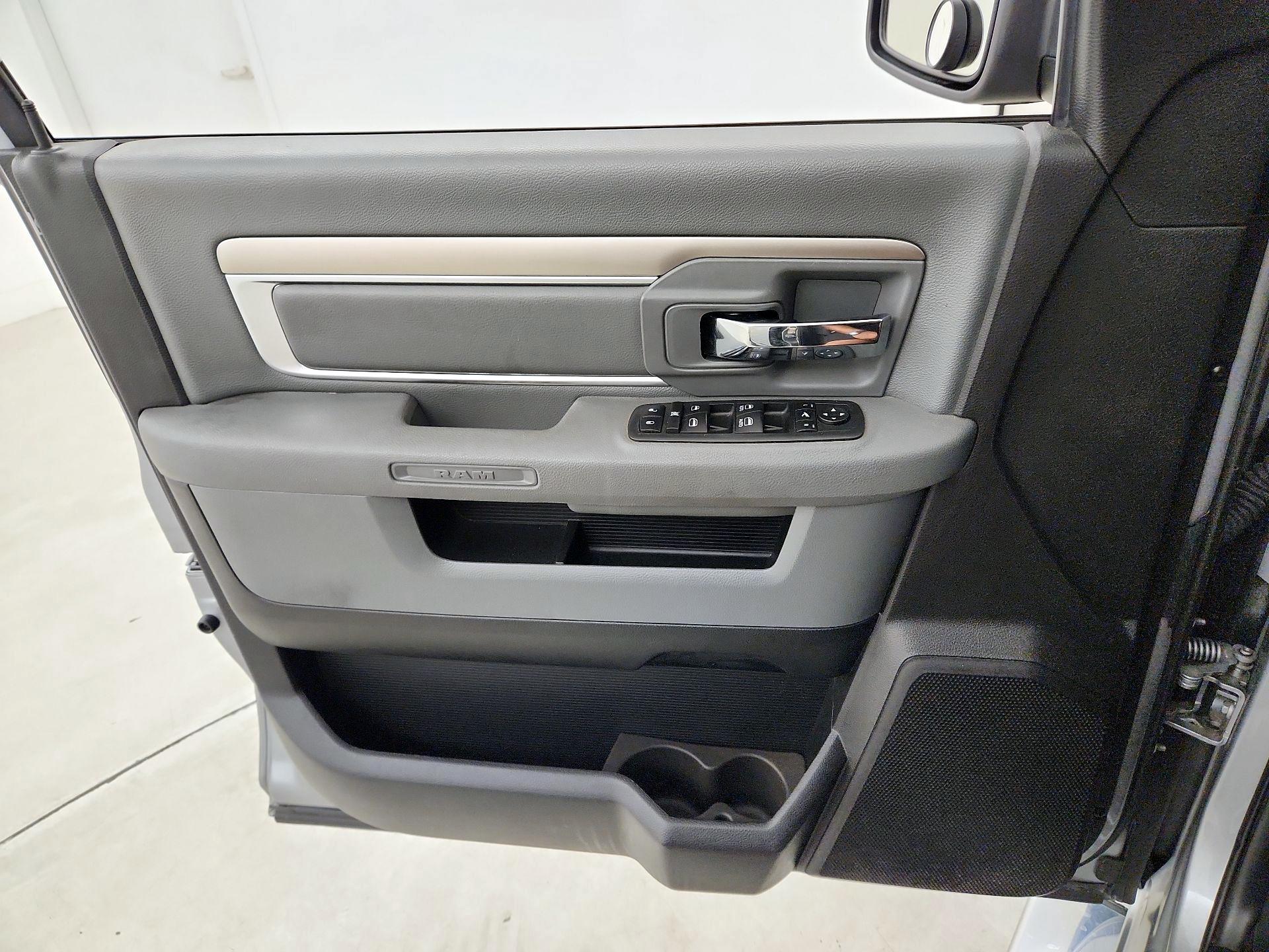 Thumbnail: 2020 RAM 1500 Classic - 12