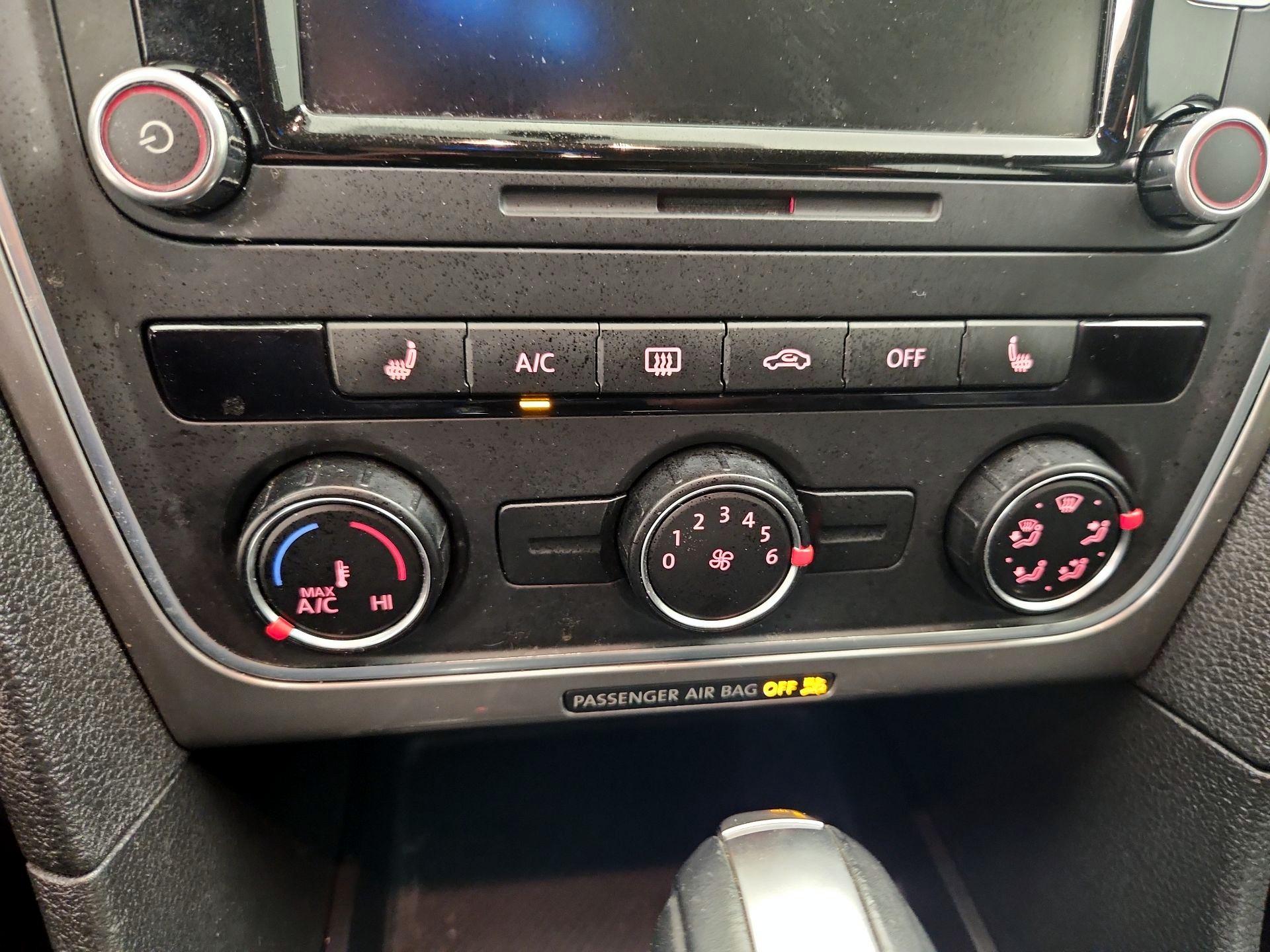 Thumbnail: 2015 Volkswagen Passat - 16