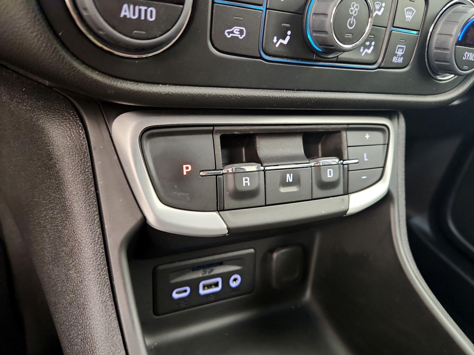 2023 GMC Terrain SLT - Photo 18
