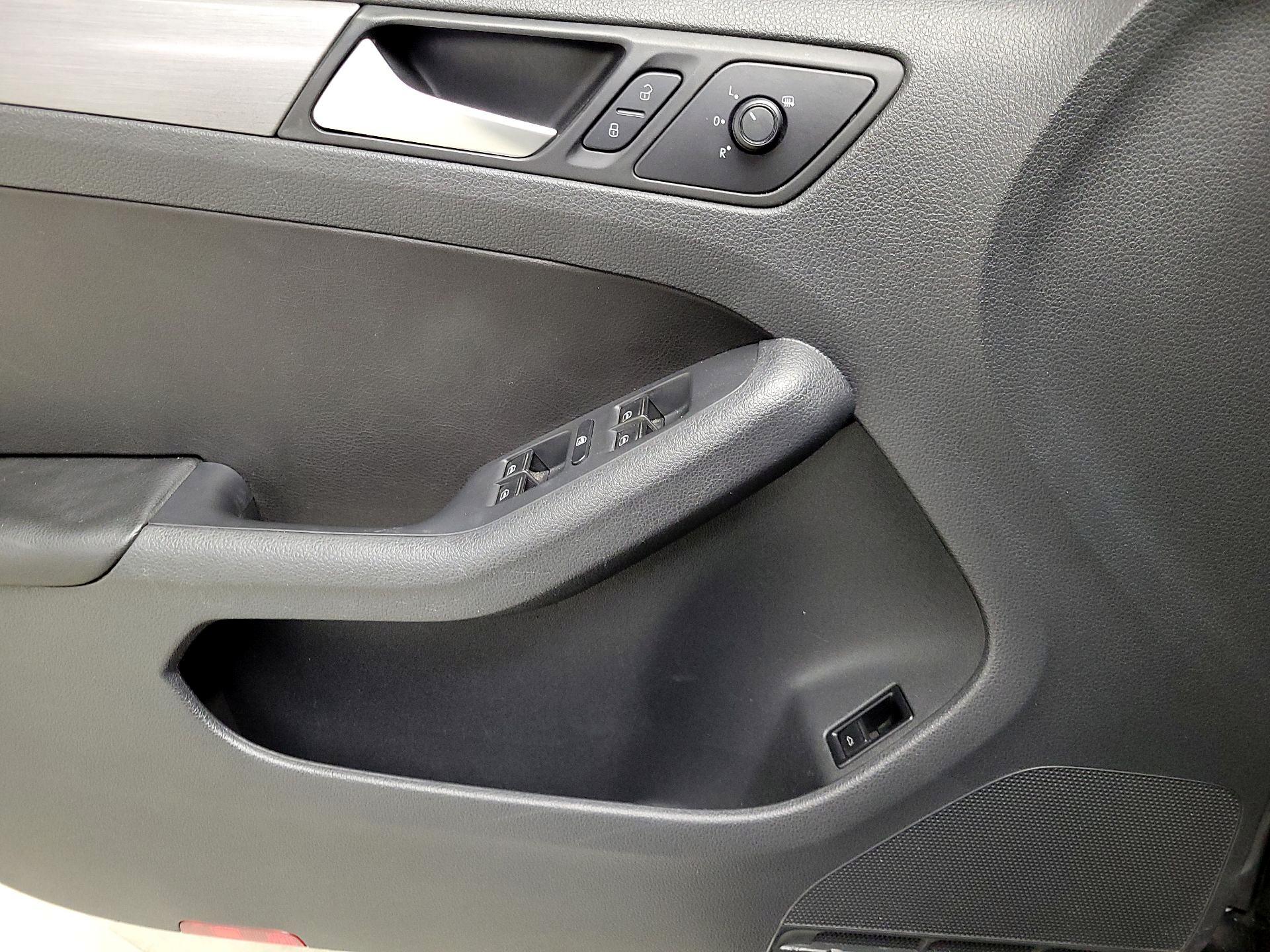 Thumbnail: 2016 Volkswagen Jetta - 12