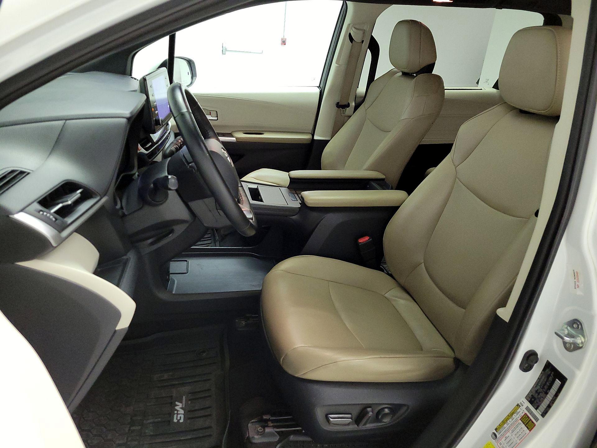 Thumbnail: 2022 Toyota Sienna - 11