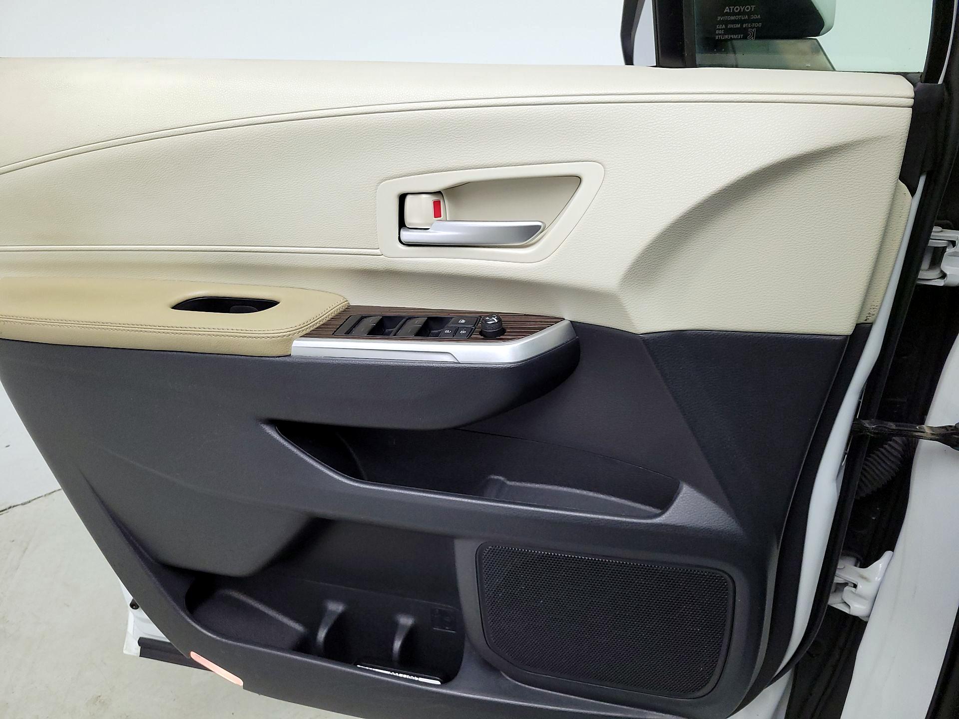 Thumbnail: 2022 Toyota Sienna - 12