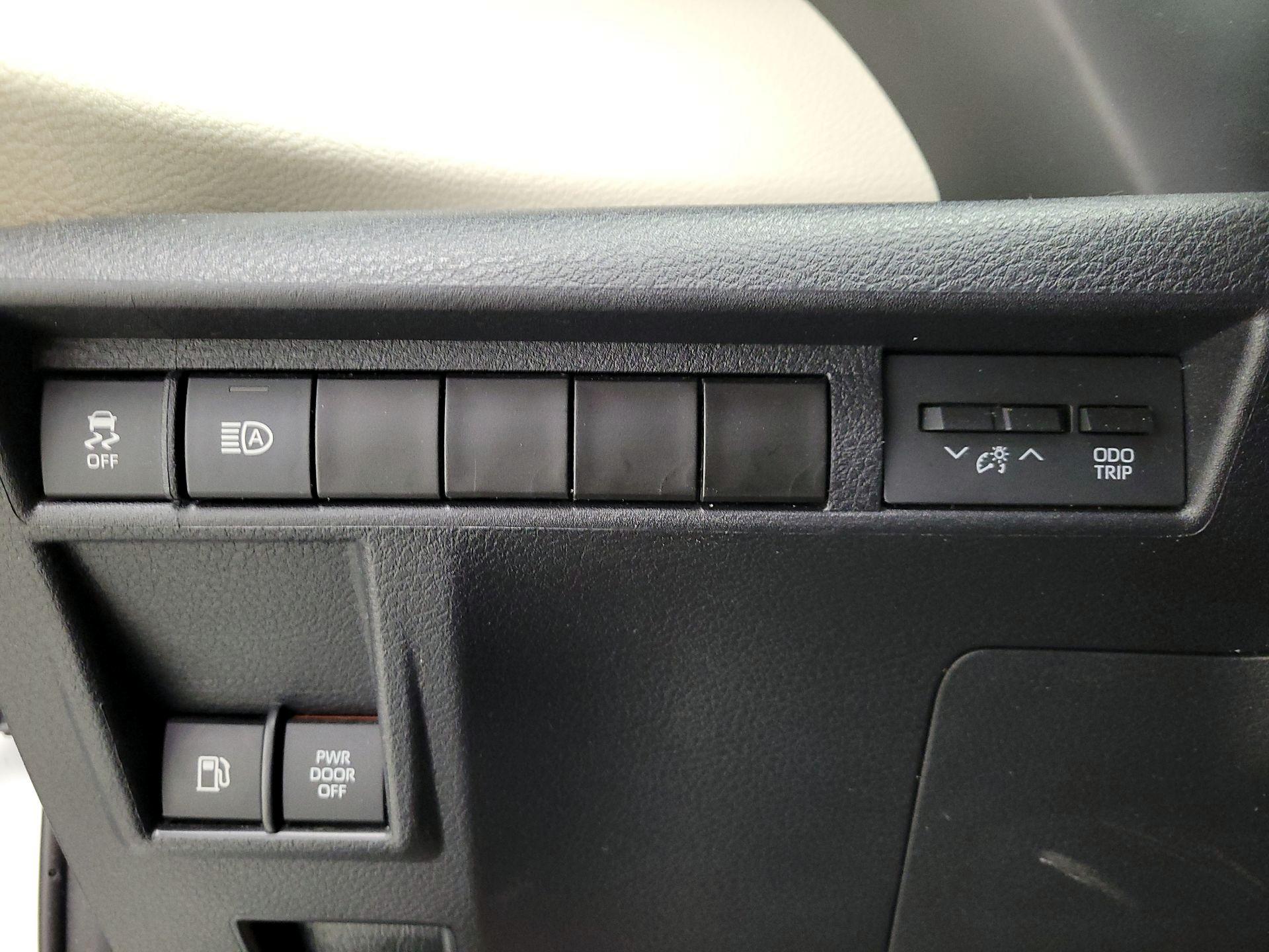 Thumbnail: 2022 Toyota Sienna - 13