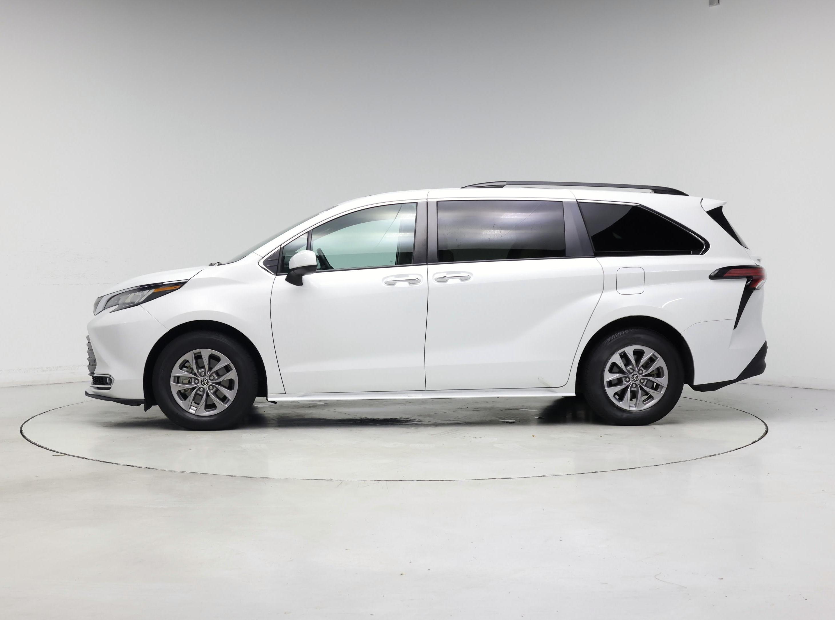 Thumbnail: 2022 Toyota Sienna - 3