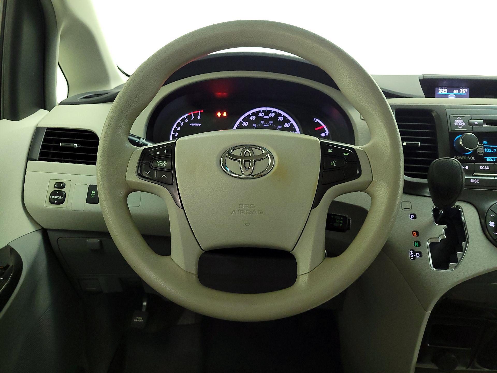 Thumbnail: 2014 Toyota Sienna - 10