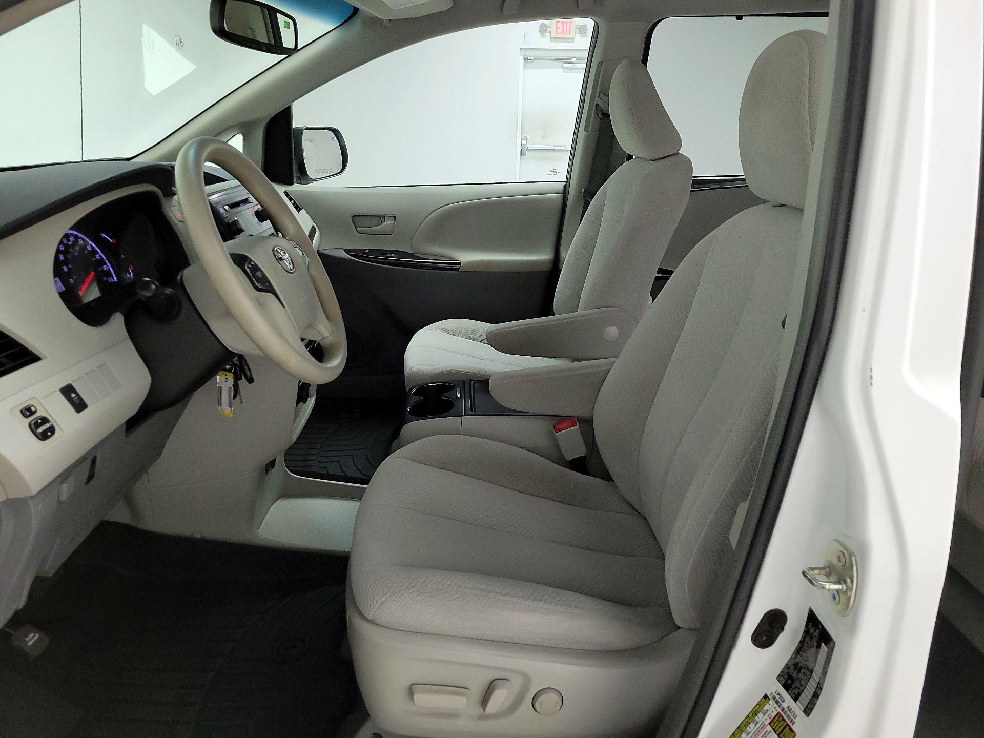 Thumbnail: 2014 Toyota Sienna - 11