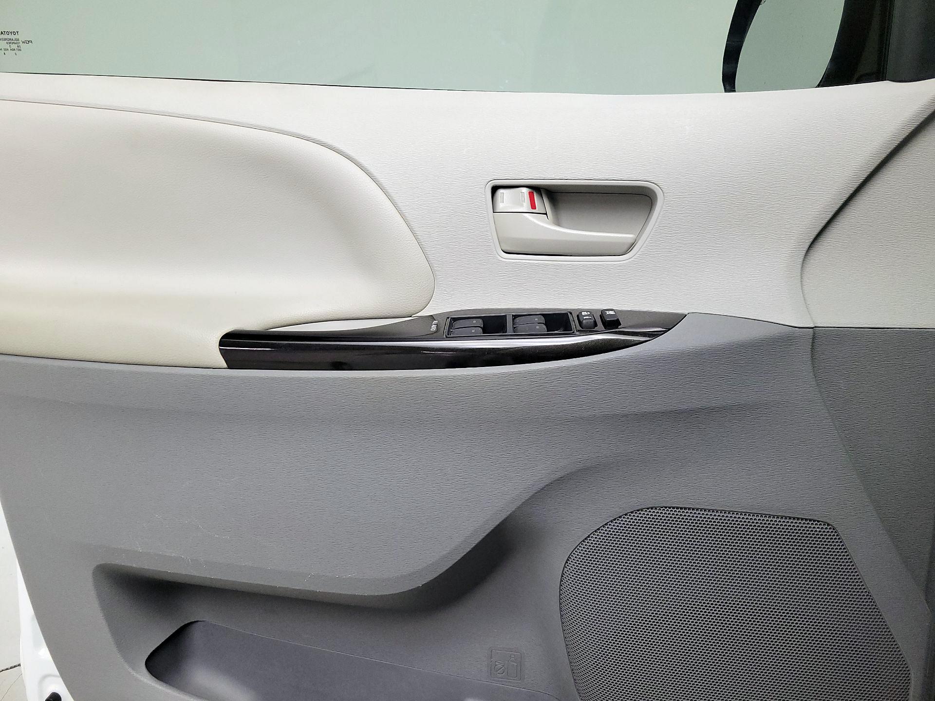 Thumbnail: 2014 Toyota Sienna - 12