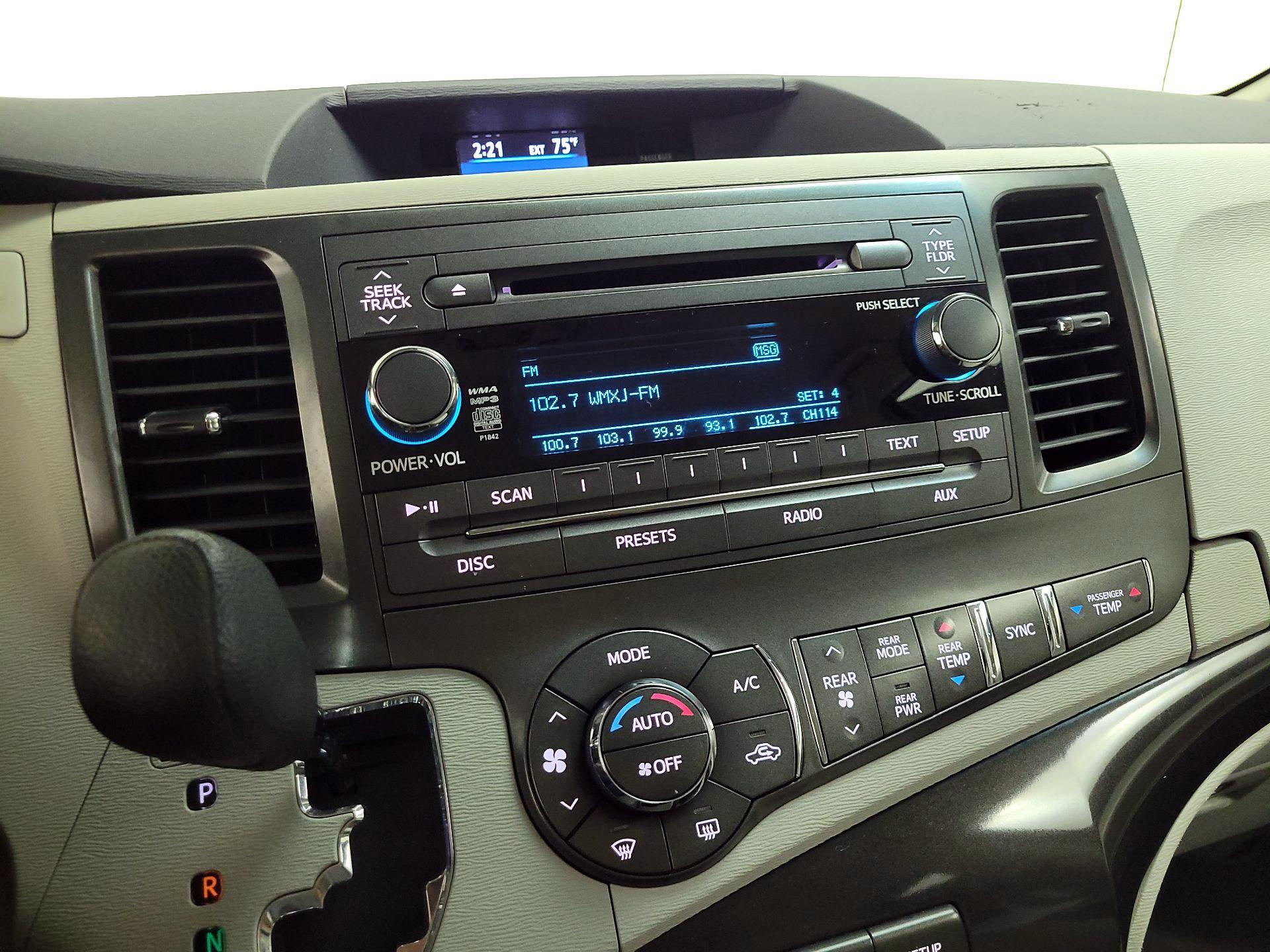 Thumbnail: 2014 Toyota Sienna - 15