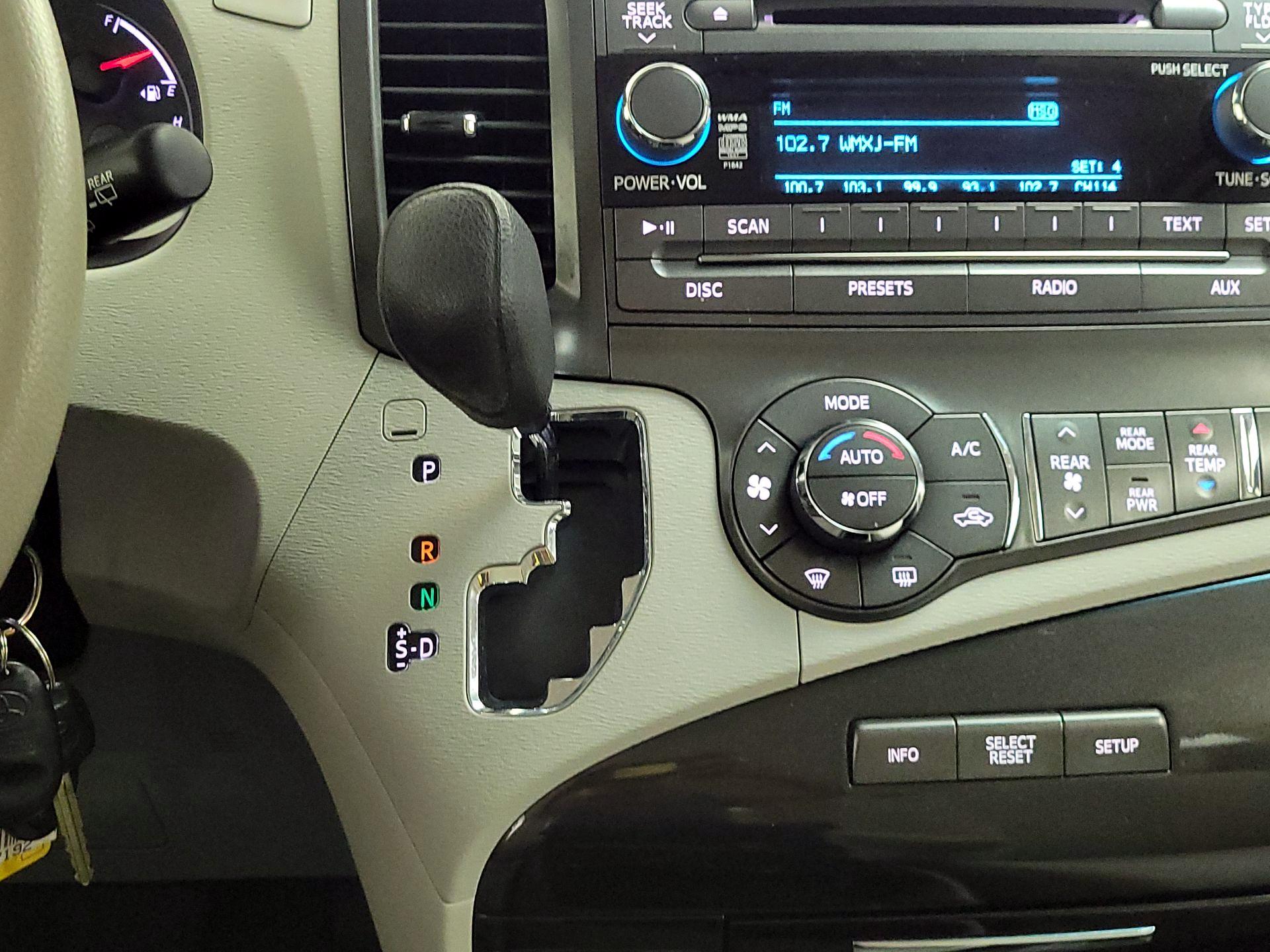 Thumbnail: 2014 Toyota Sienna - 17