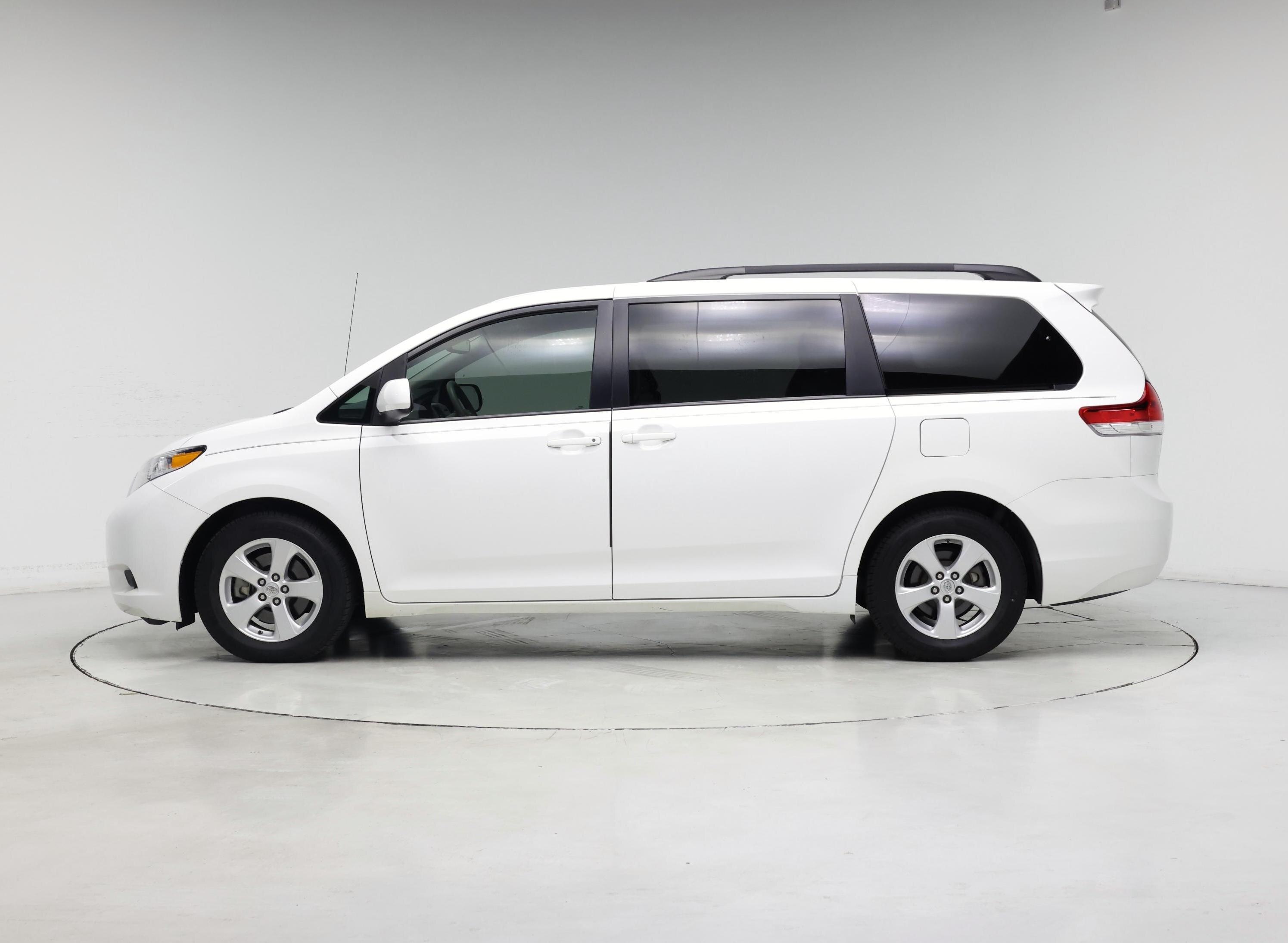 Thumbnail: 2014 Toyota Sienna - 3