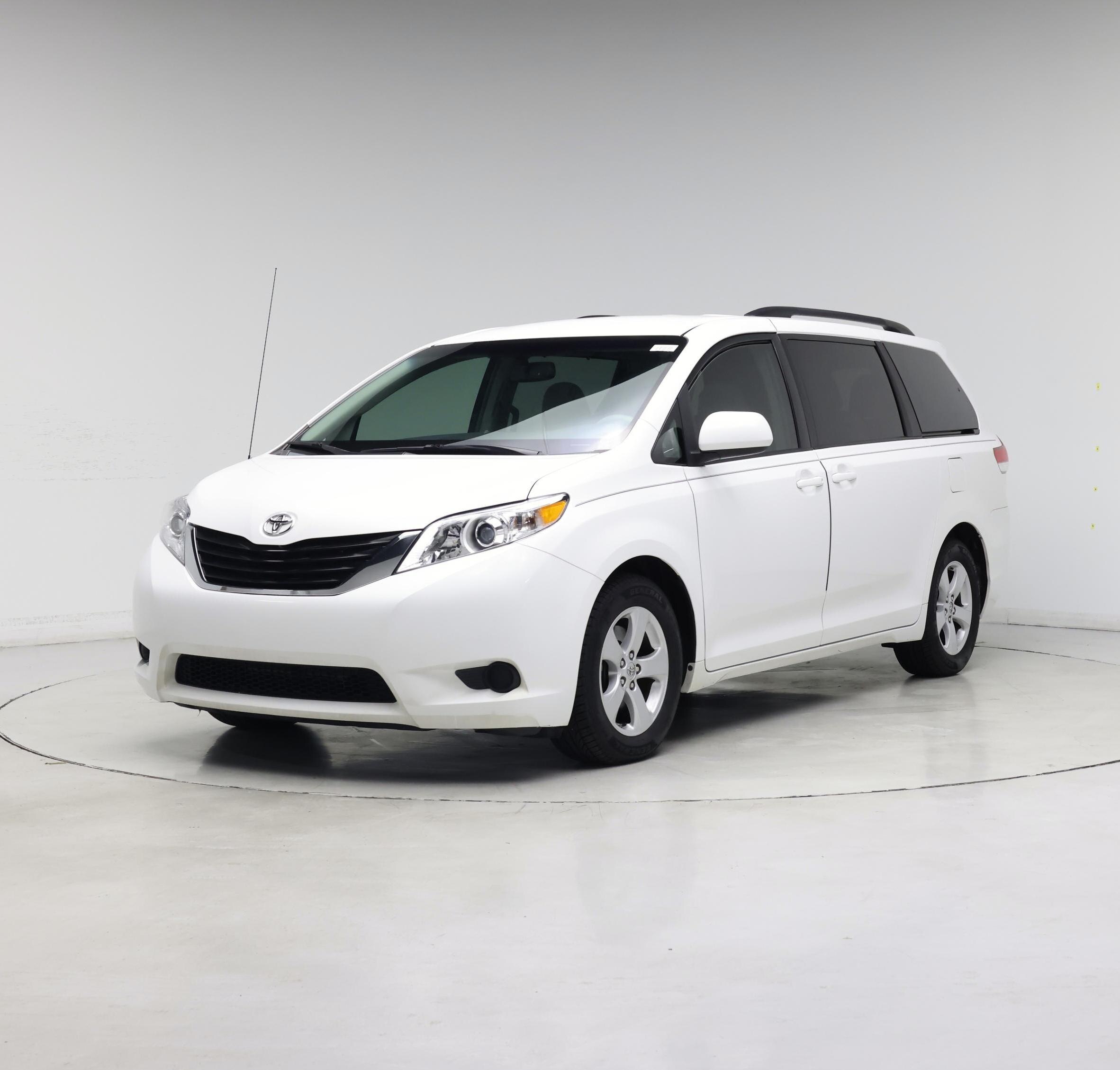 Thumbnail: 2014 Toyota Sienna - 4