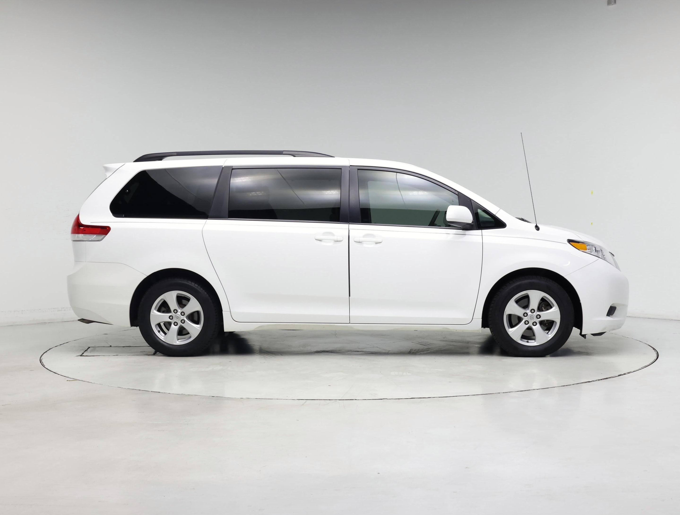 Thumbnail: 2014 Toyota Sienna - 7