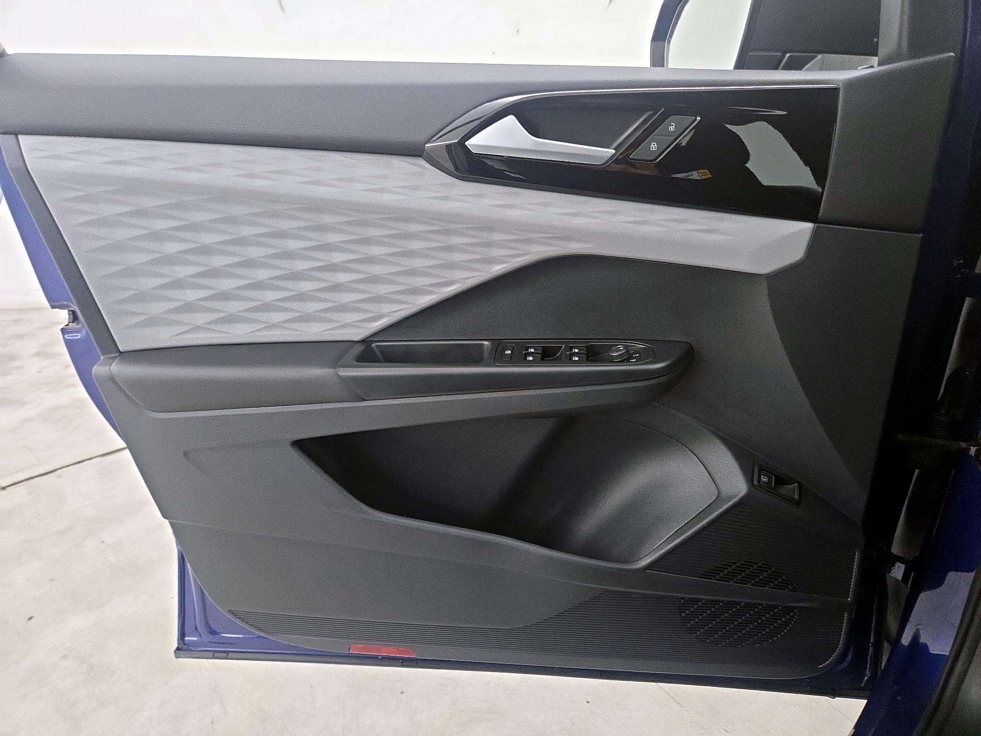 Thumbnail: 2023 Volkswagen Taos - 12