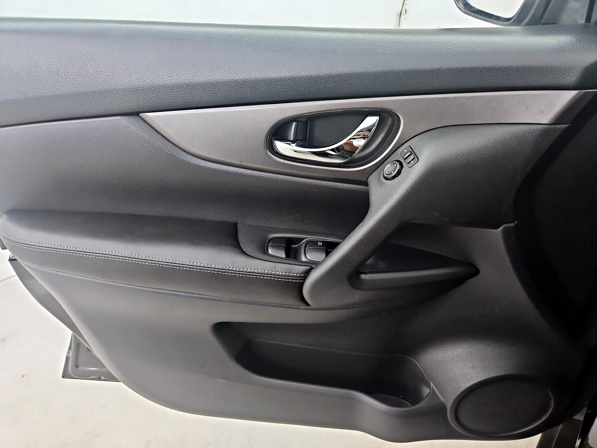 Thumbnail: 2015 Nissan Rogue - 10