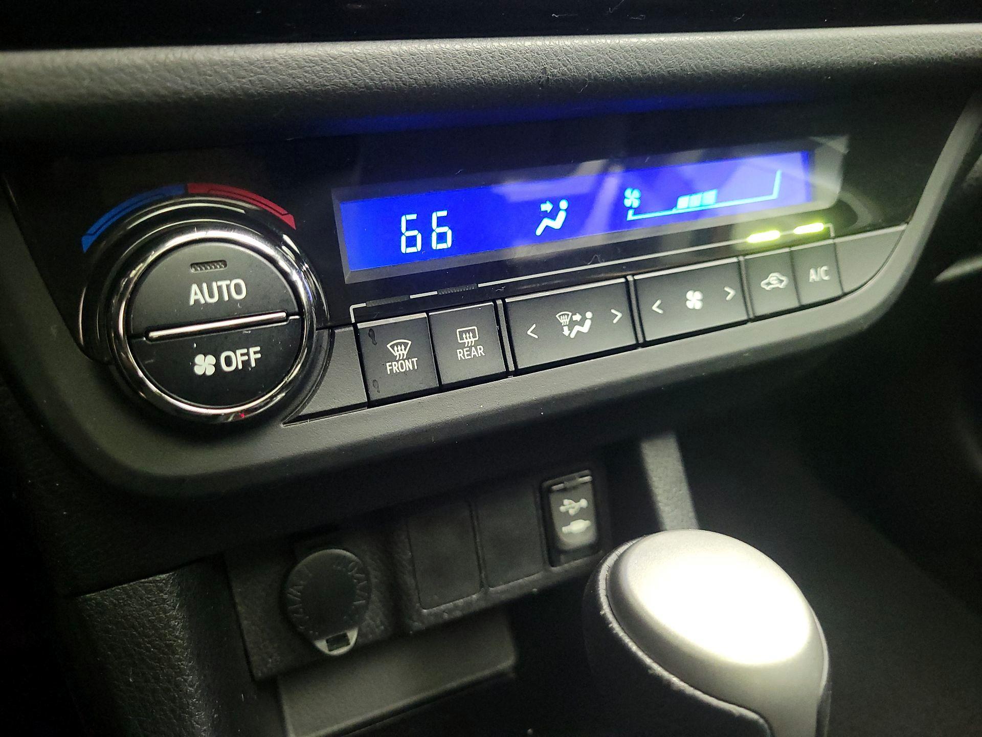 Thumbnail: 2015 Toyota Corolla - 16