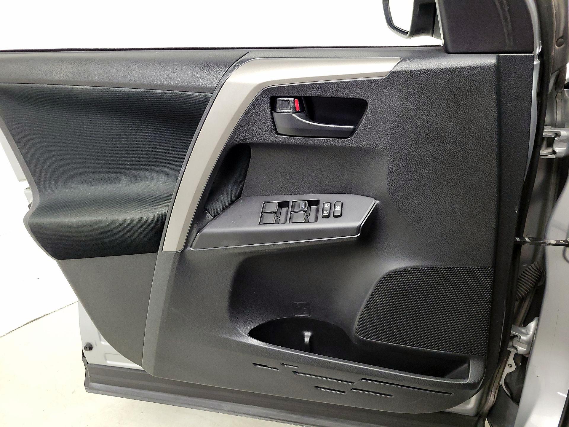 Thumbnail: 2018 Toyota RAV4 - 12