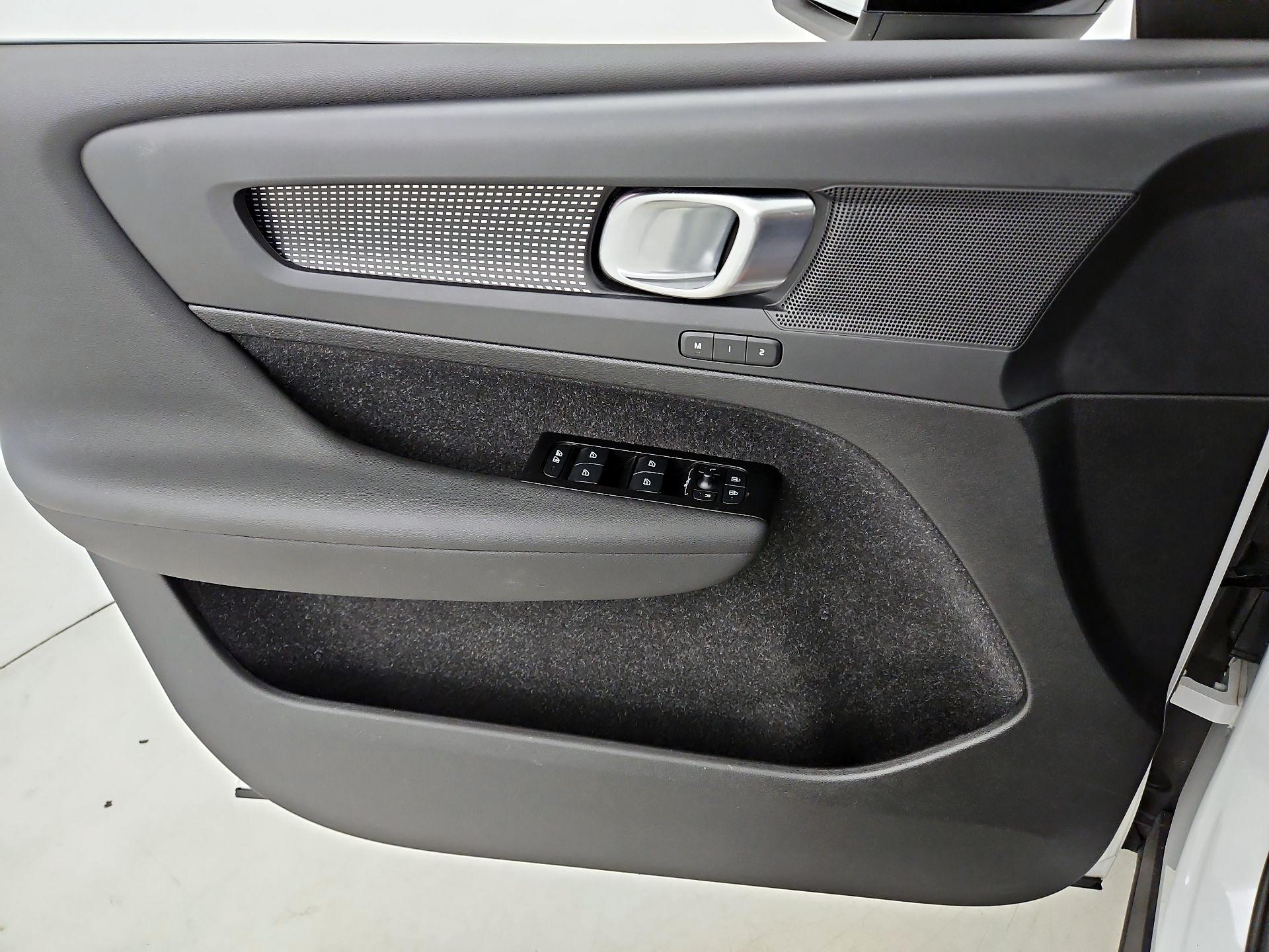 Thumbnail: 2021 Volvo XC40 - 12