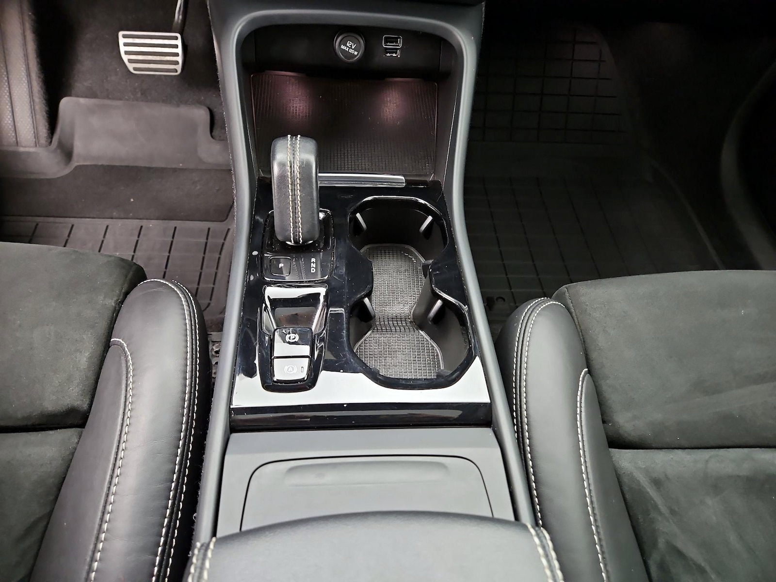 2021 Volvo XC40 R-Design - Photo 19
