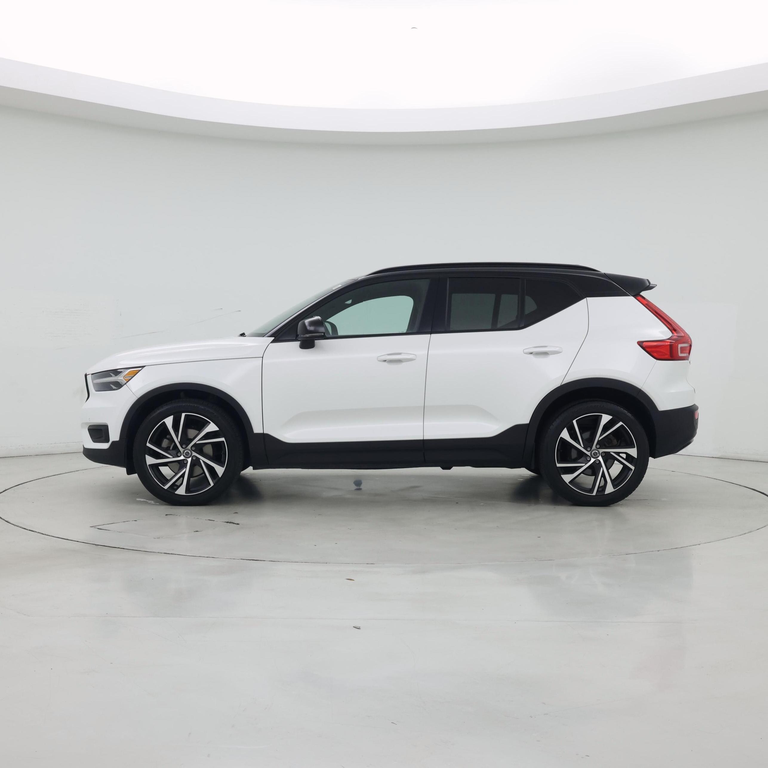 Thumbnail: 2021 Volvo XC40 - 3