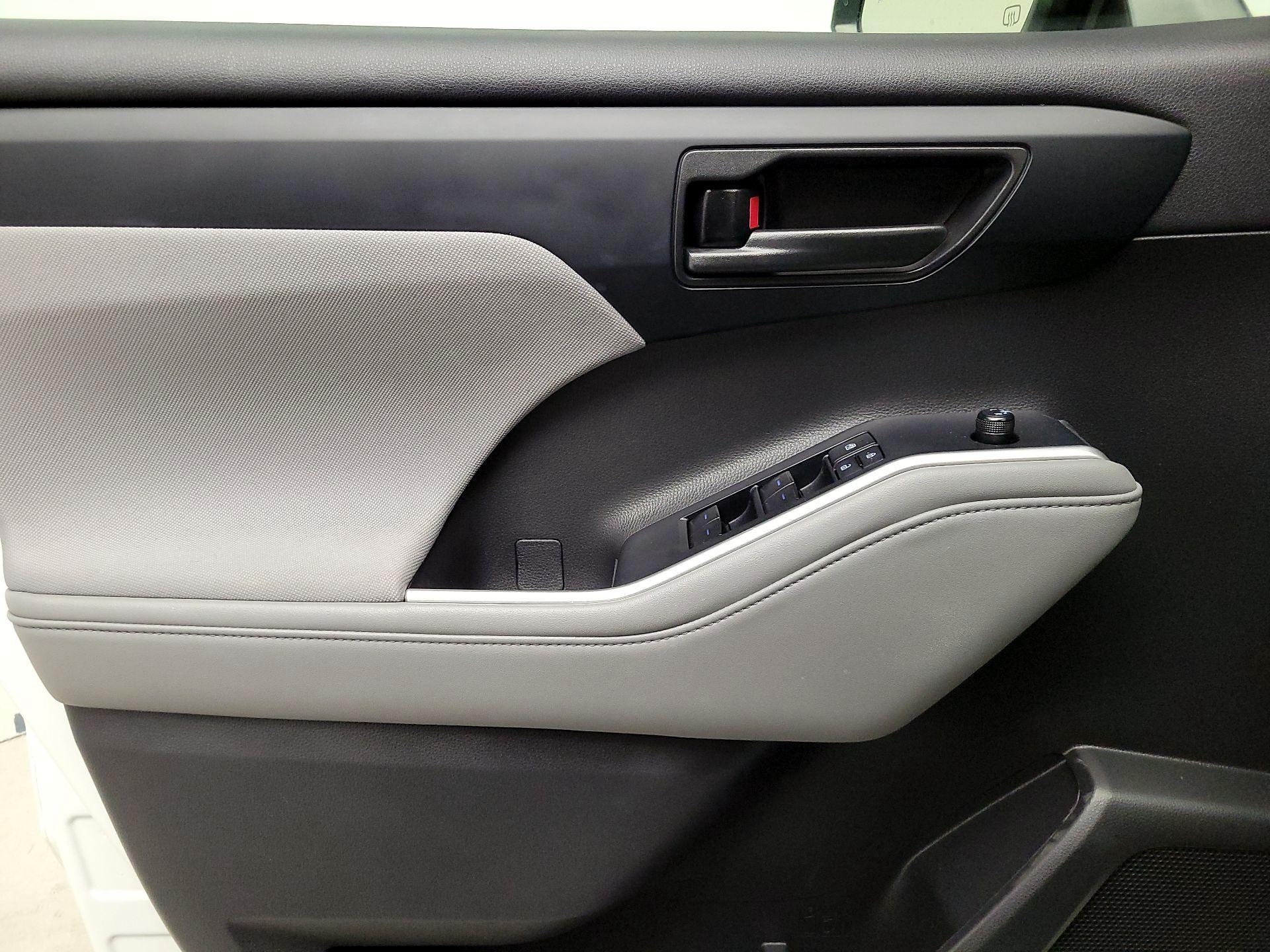 Thumbnail: 2022 Toyota Highlander - 12