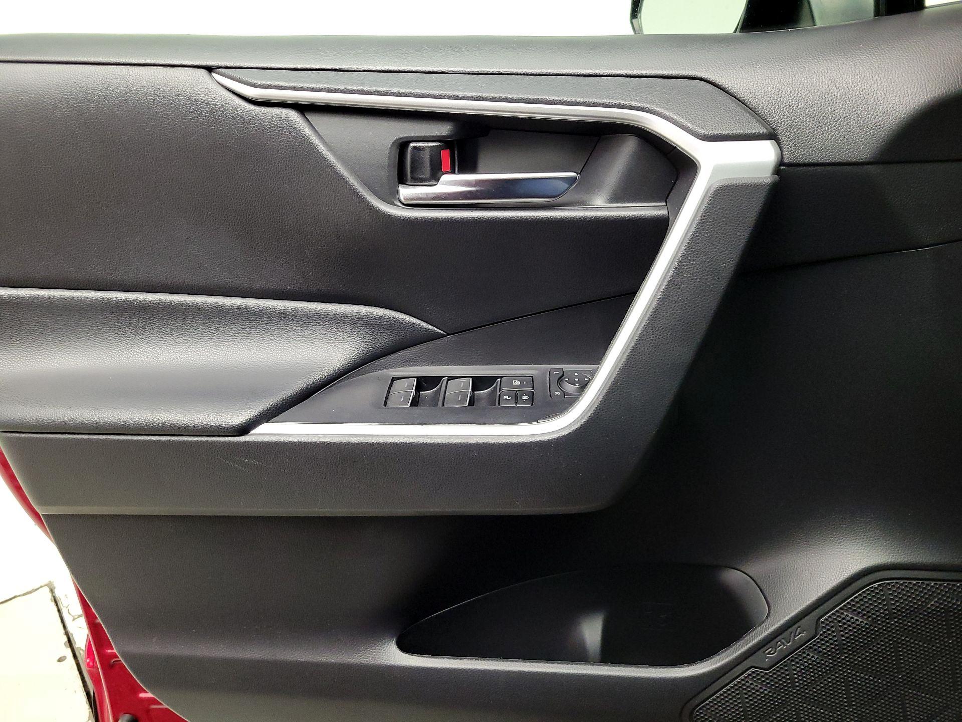 Thumbnail: 2022 Toyota RAV4 - 12