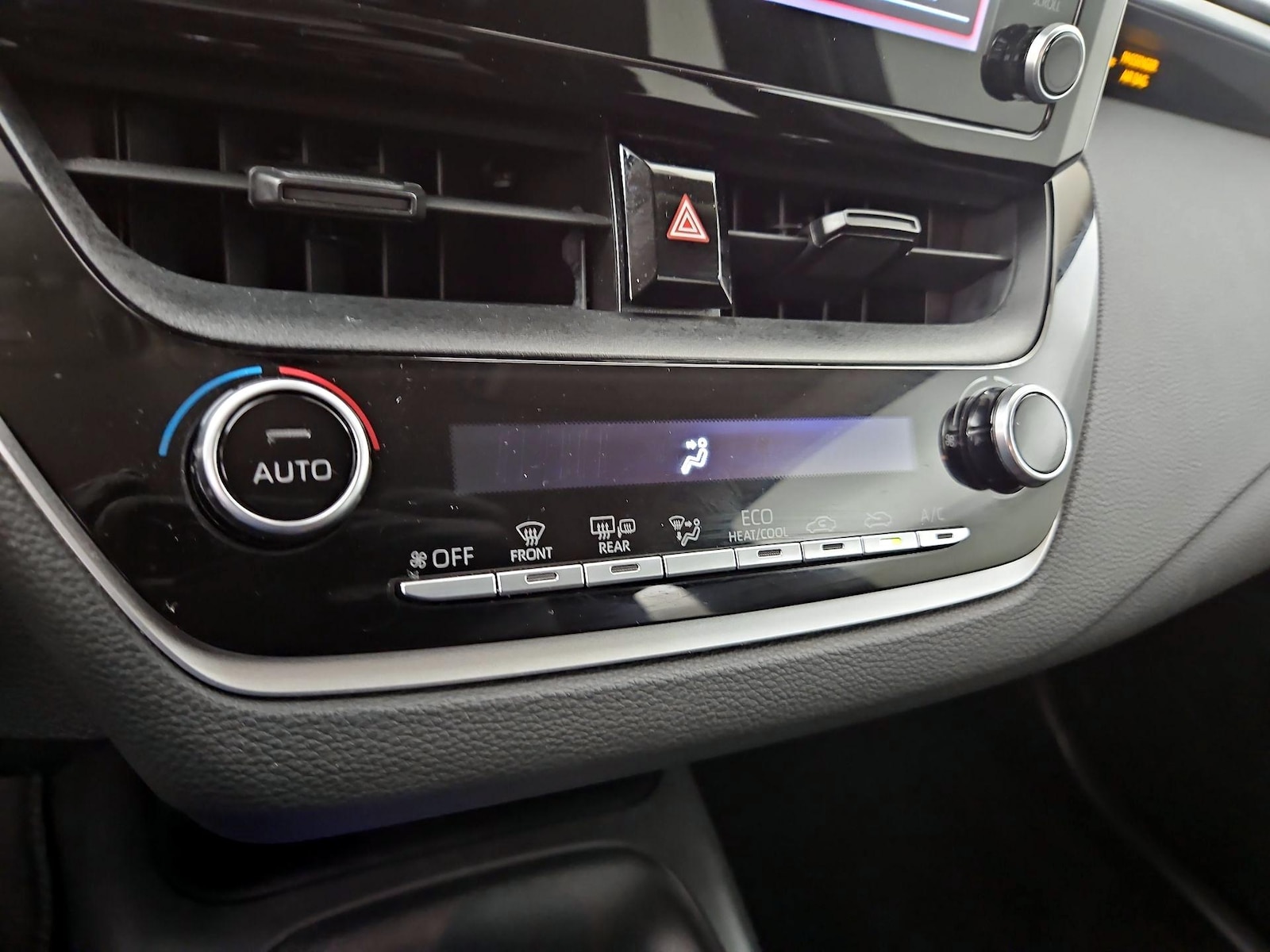 2020 Toyota Corolla LE - Photo 17