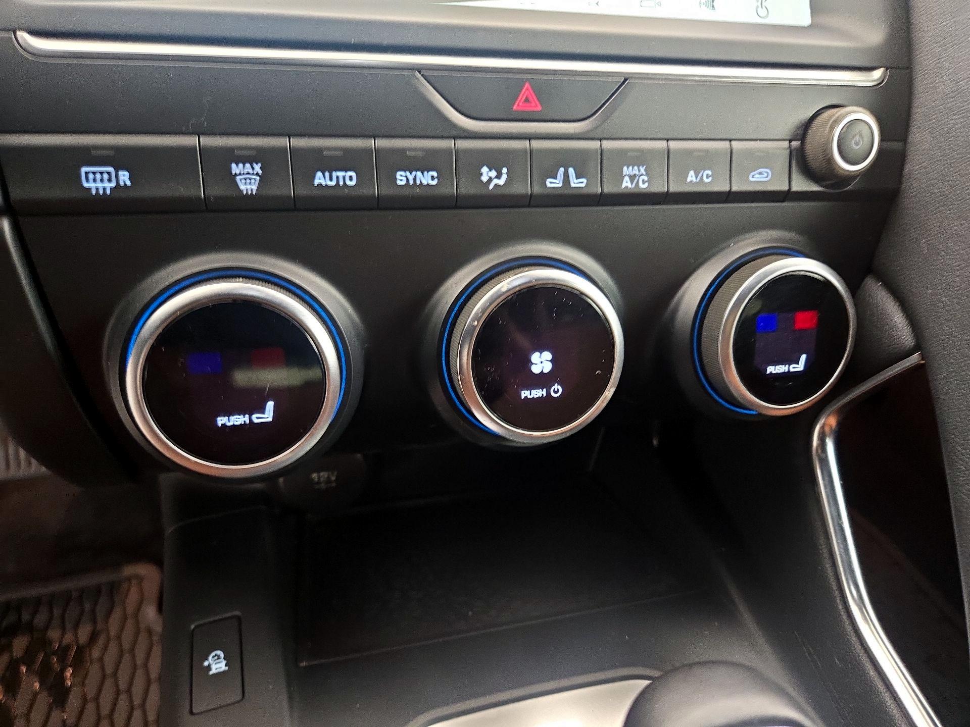 Thumbnail: 2019 Jaguar E-Pace - 17