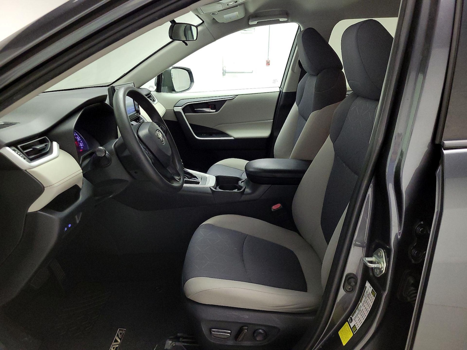 2020 Toyota RAV4 XLE - Photo 12