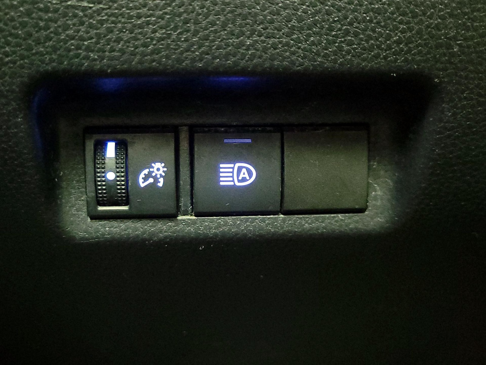 2020 Toyota RAV4 XLE - Photo 14