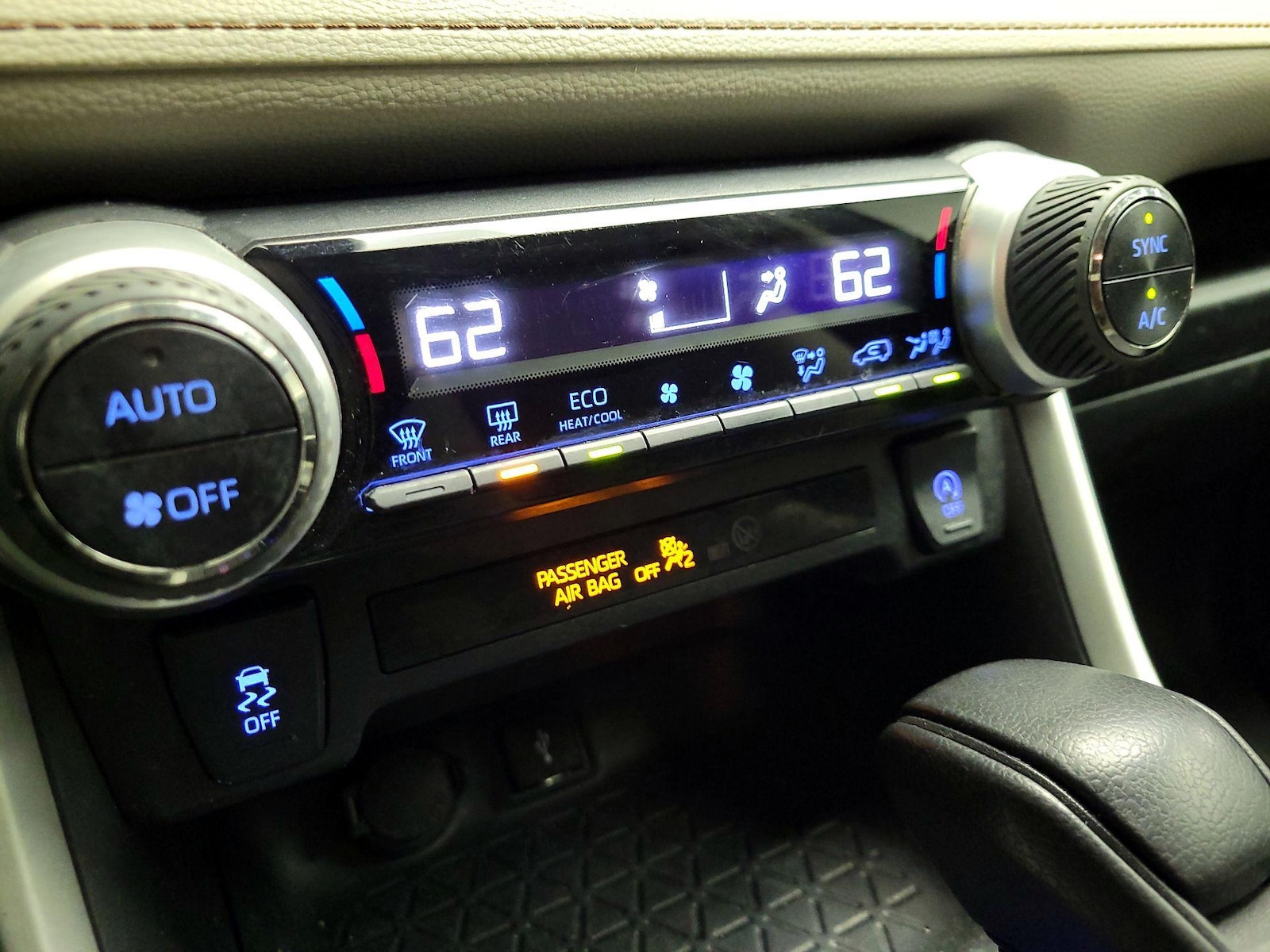2020 Toyota RAV4 XLE - Photo 17