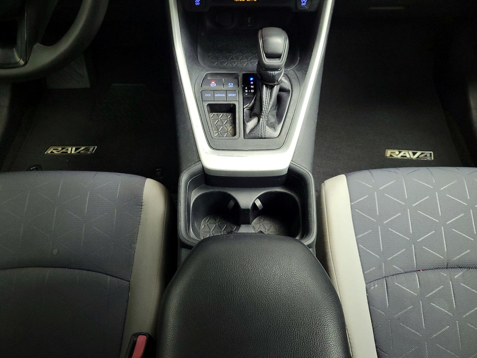 2020 Toyota RAV4 XLE - Photo 18
