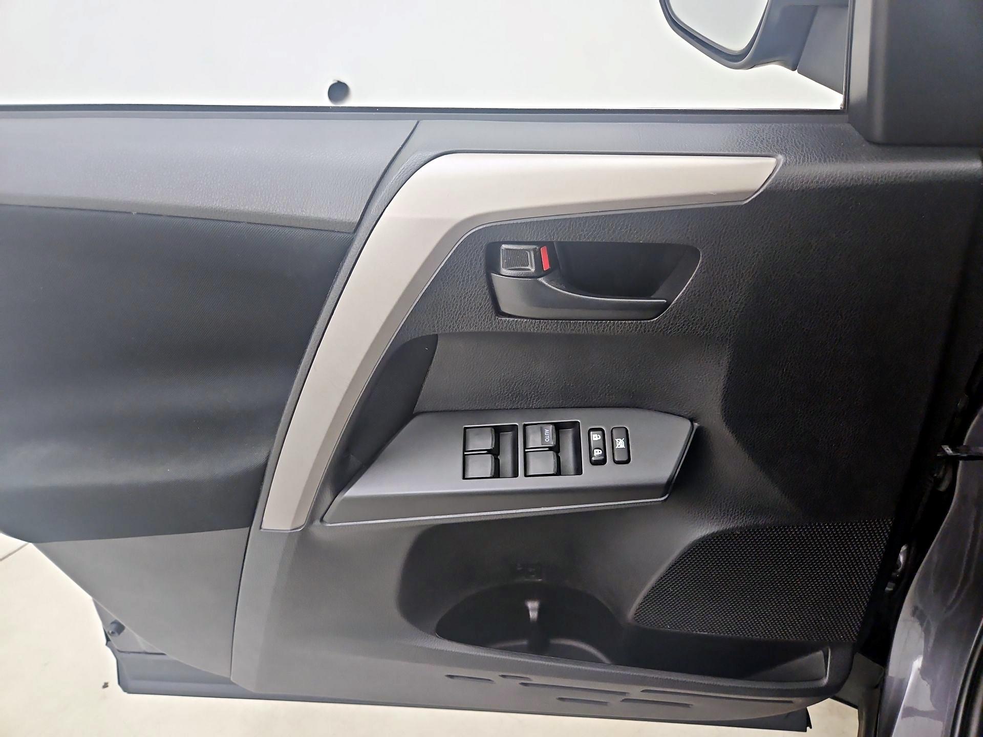 Thumbnail: 2018 Toyota RAV4 - 12