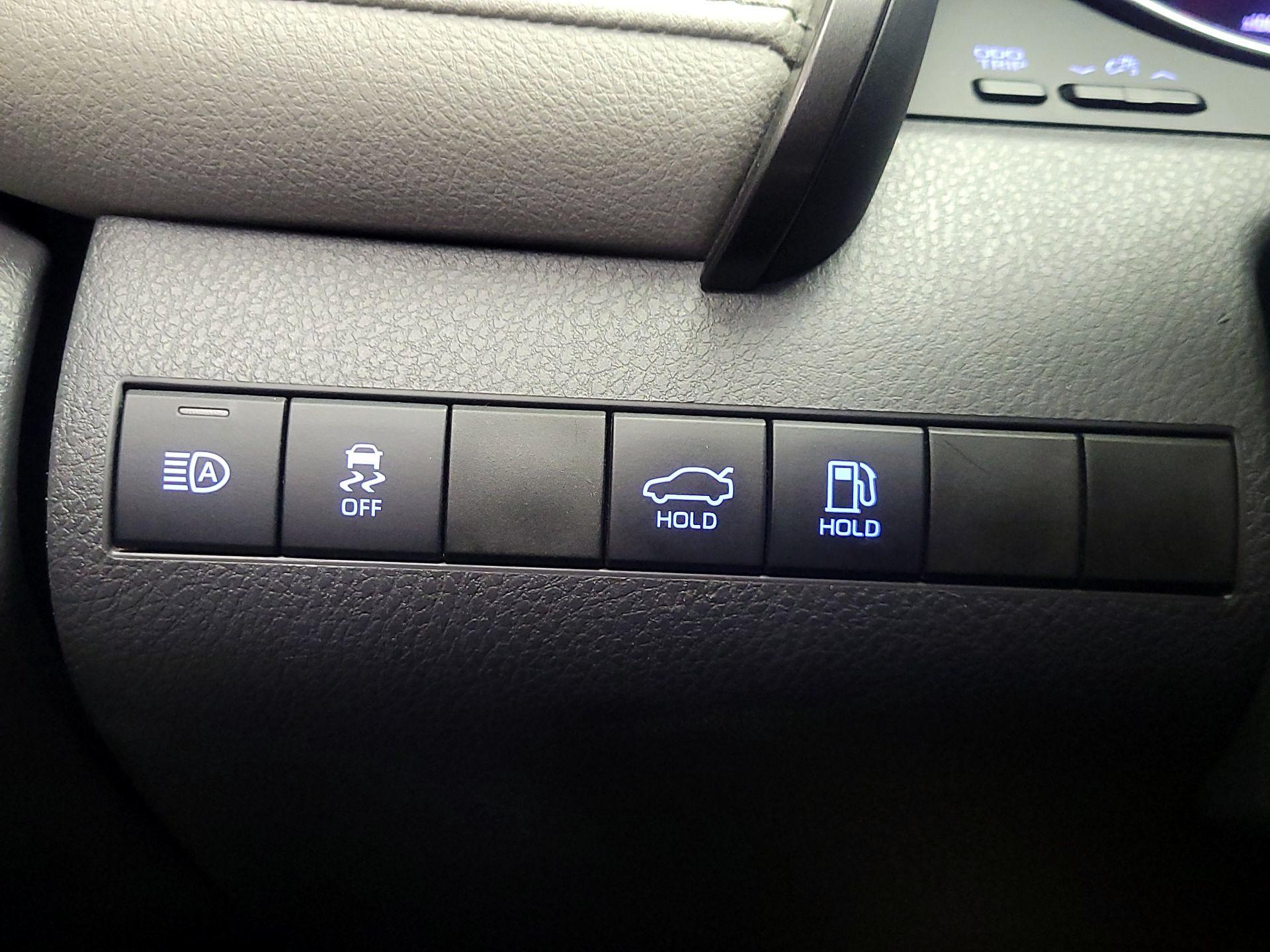 Thumbnail: 2019 Toyota Camry - 13