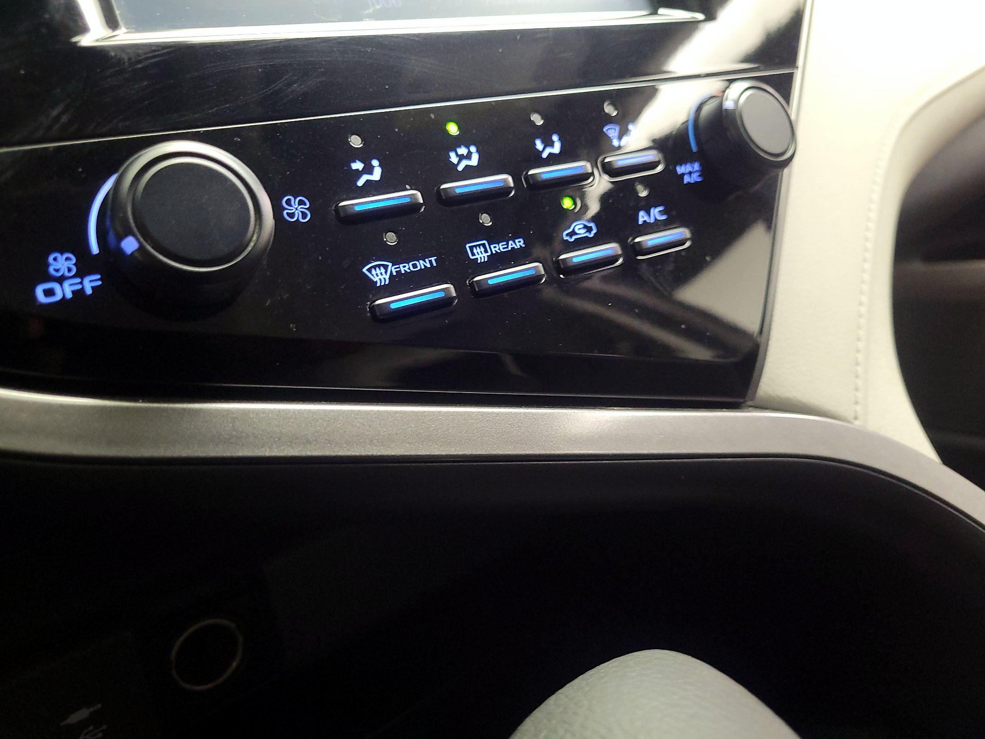 Thumbnail: 2019 Toyota Camry - 16