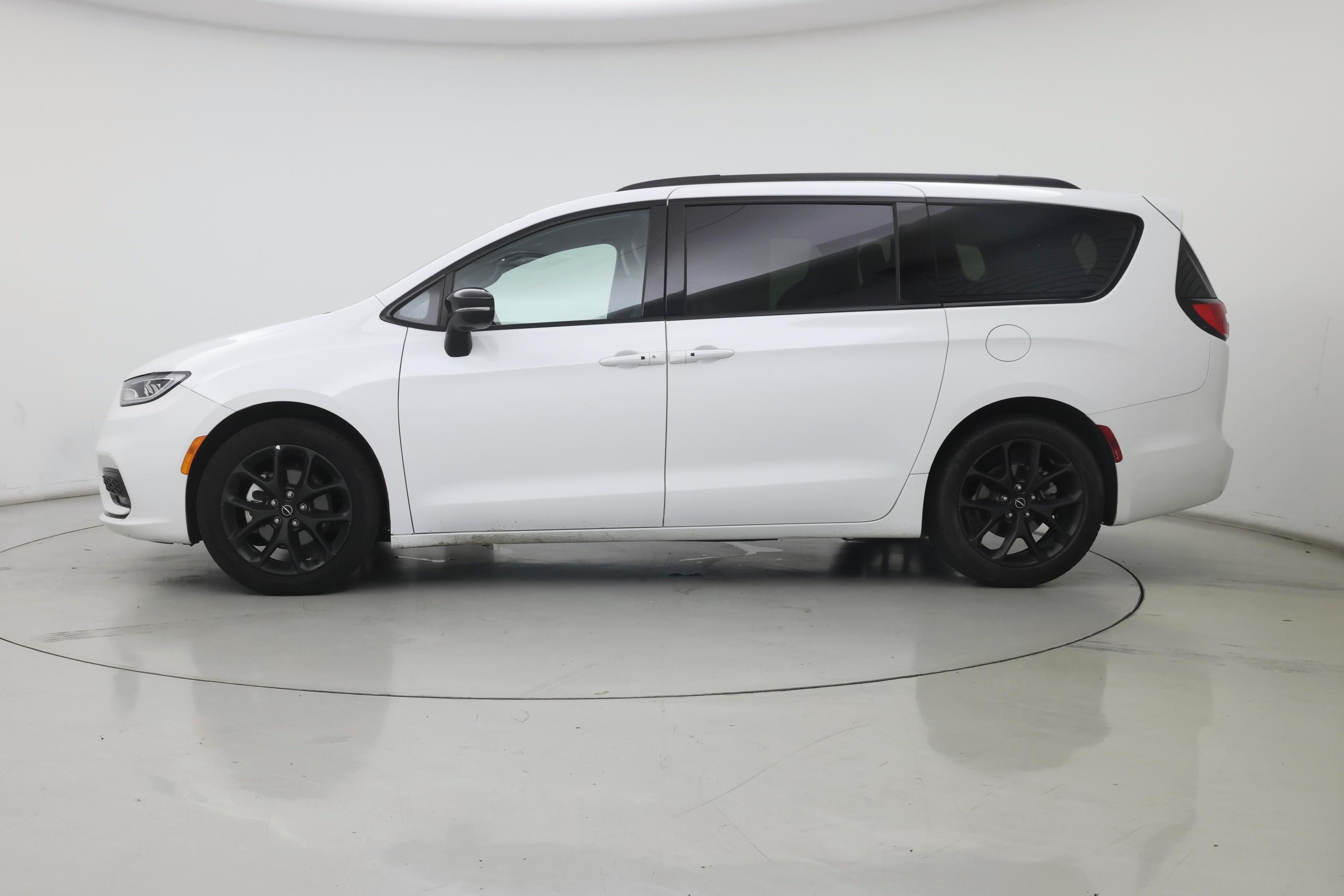 Thumbnail: 2025 Chrysler Pacifica - 3