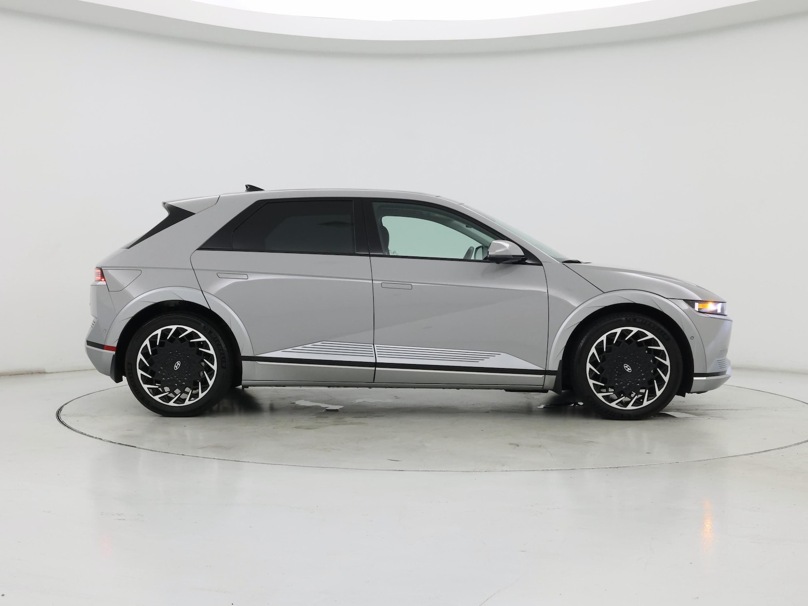 2024 Hyundai IONIQ 5 Limited - Photo 8