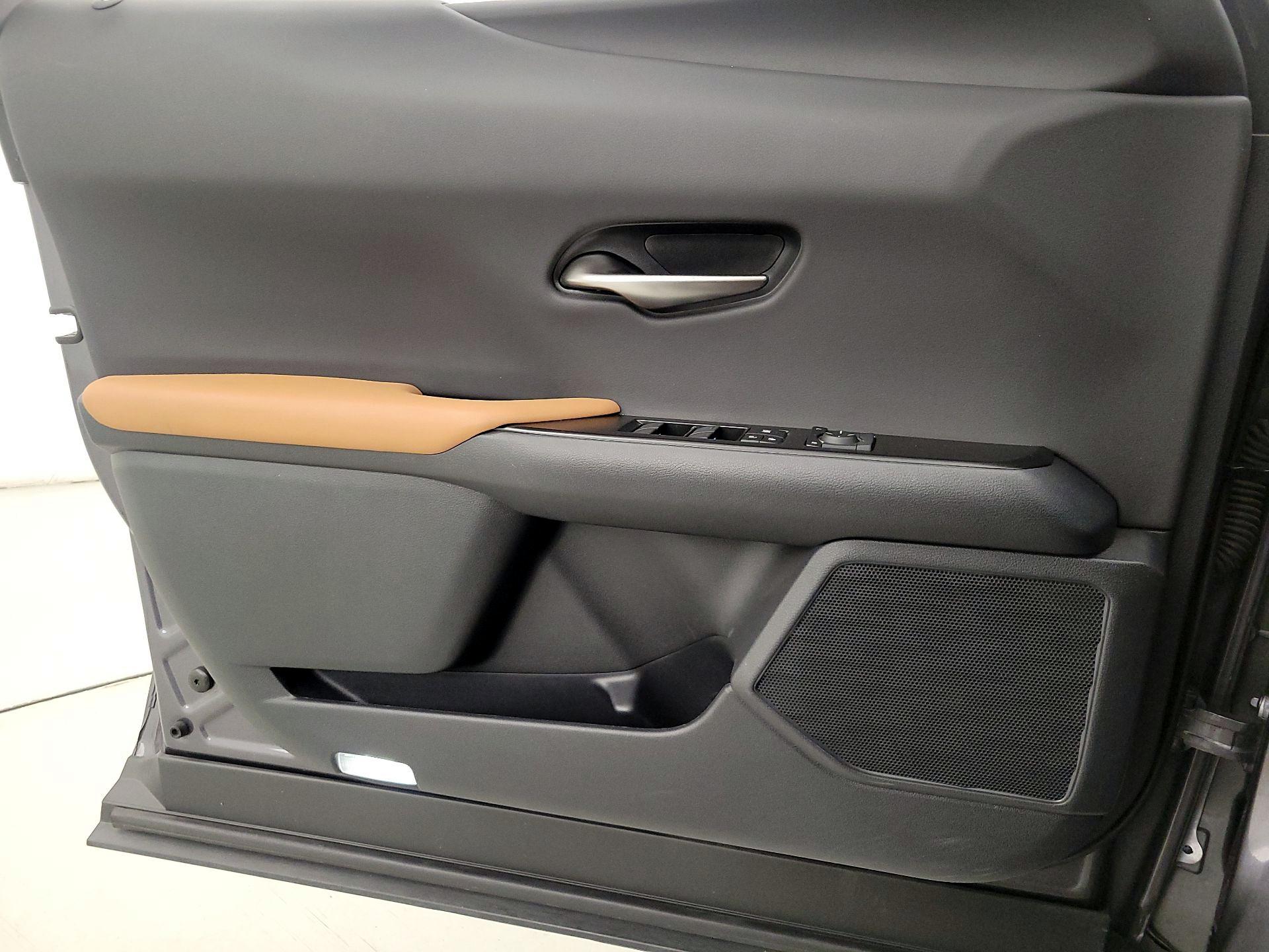 Thumbnail: 2022 Lexus UX - 12