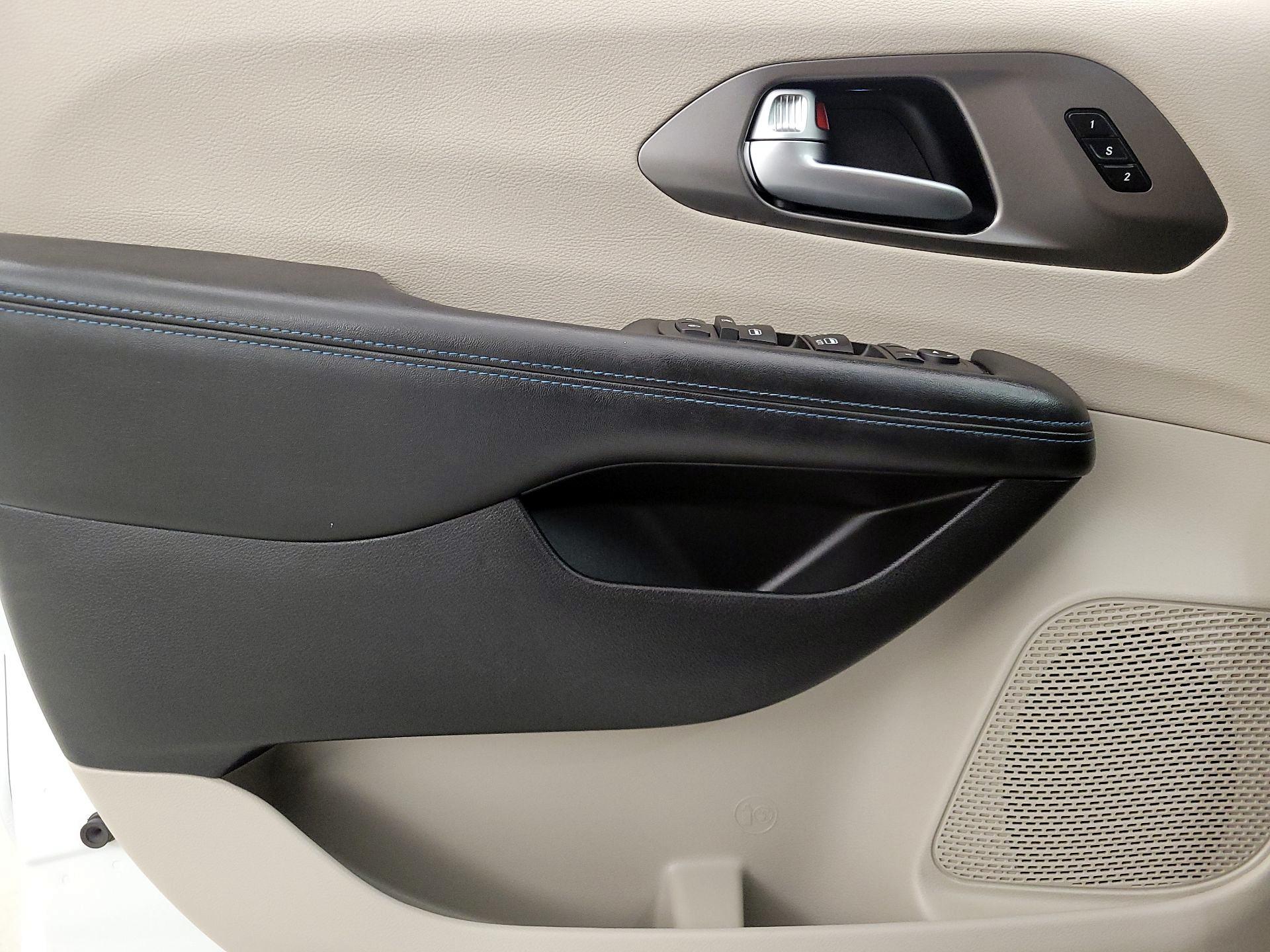 Thumbnail: 2021 Chrysler Pacifica - 12