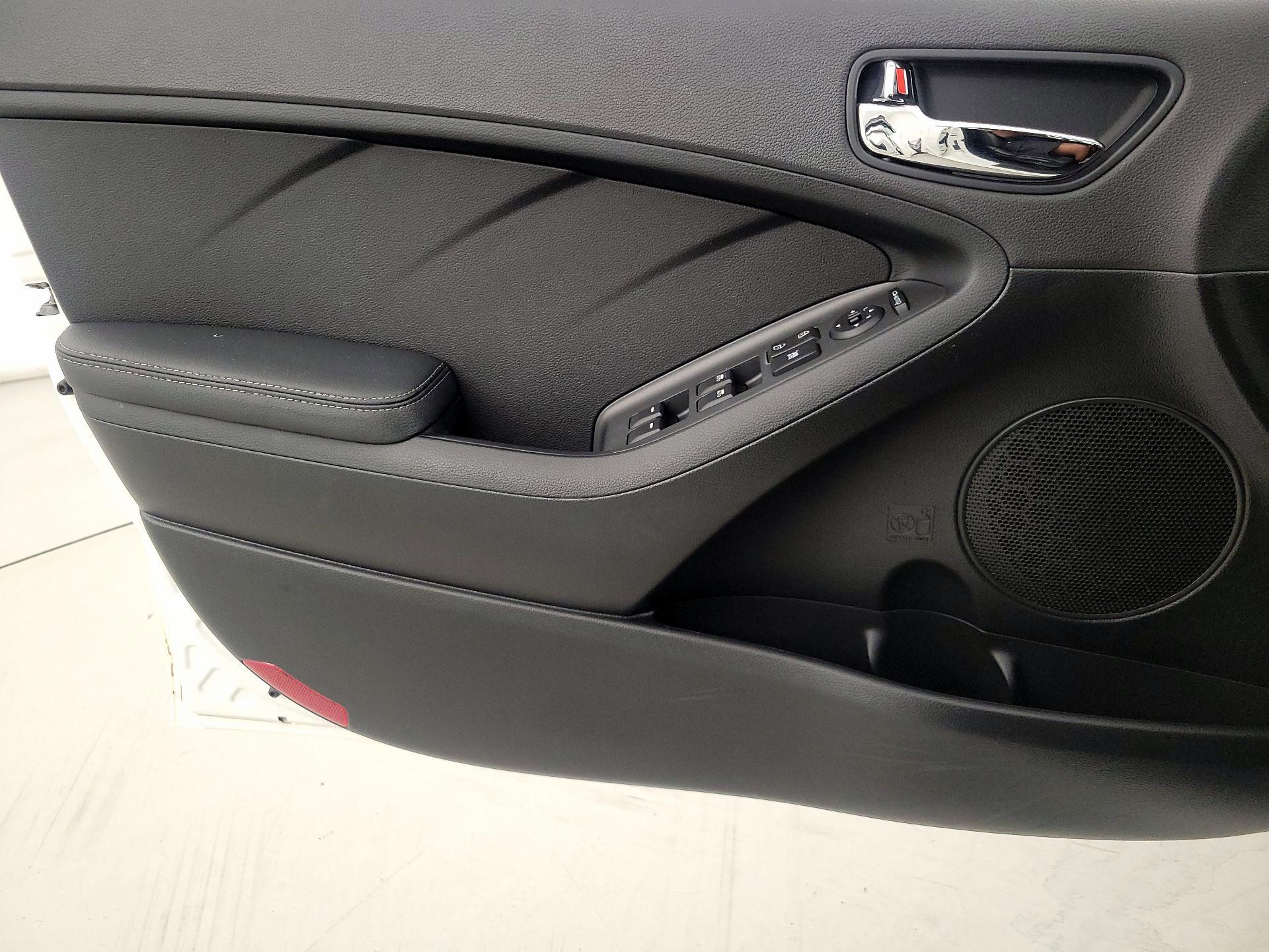 Thumbnail: 2016 Kia Forte - 12