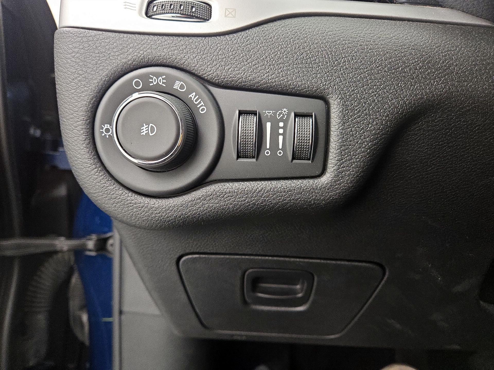 Thumbnail: 2018 Jeep Cherokee - 13