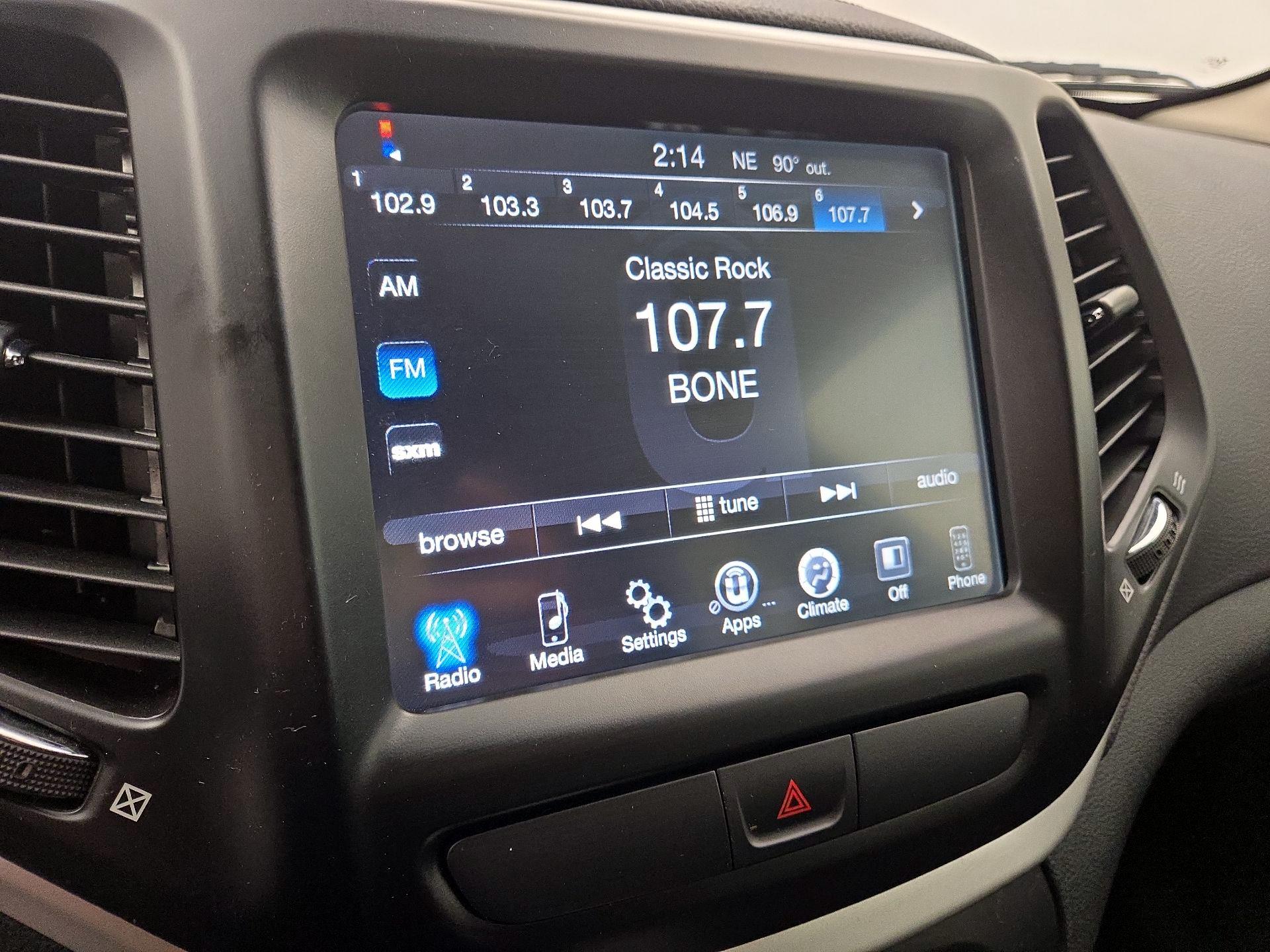 Thumbnail: 2018 Jeep Cherokee - 15
