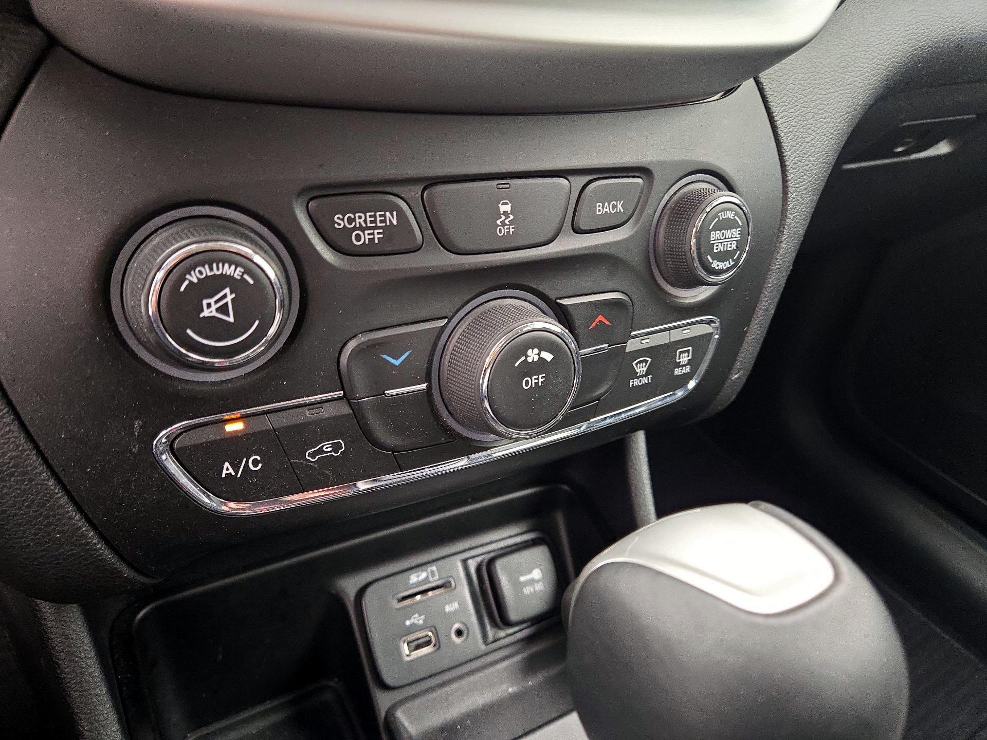 Thumbnail: 2018 Jeep Cherokee - 16