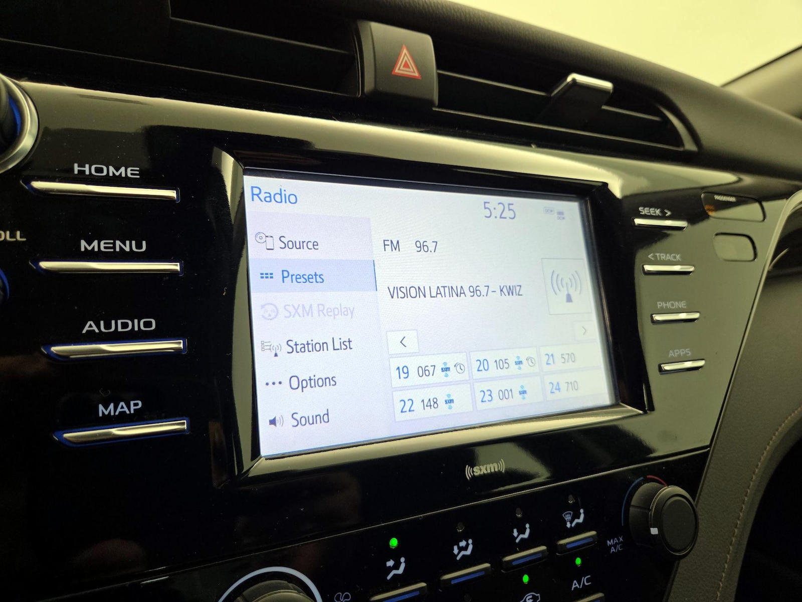 2020 Toyota Camry LE - Photo 16