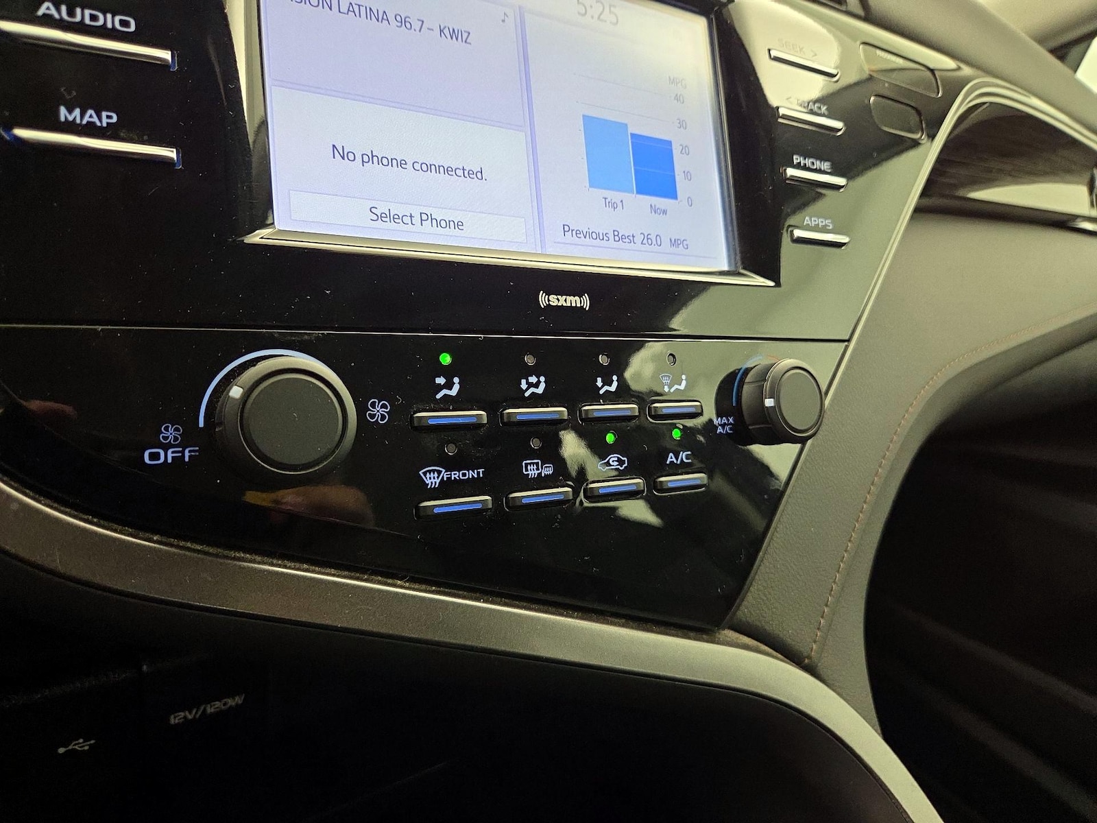 2020 Toyota Camry LE - Photo 17