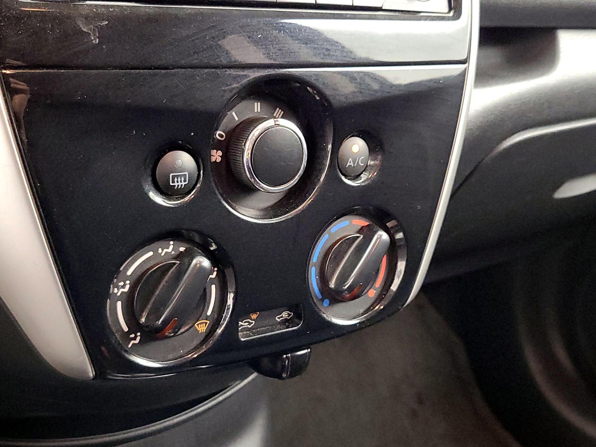 Thumbnail: 2015 Nissan Versa Note - 16
