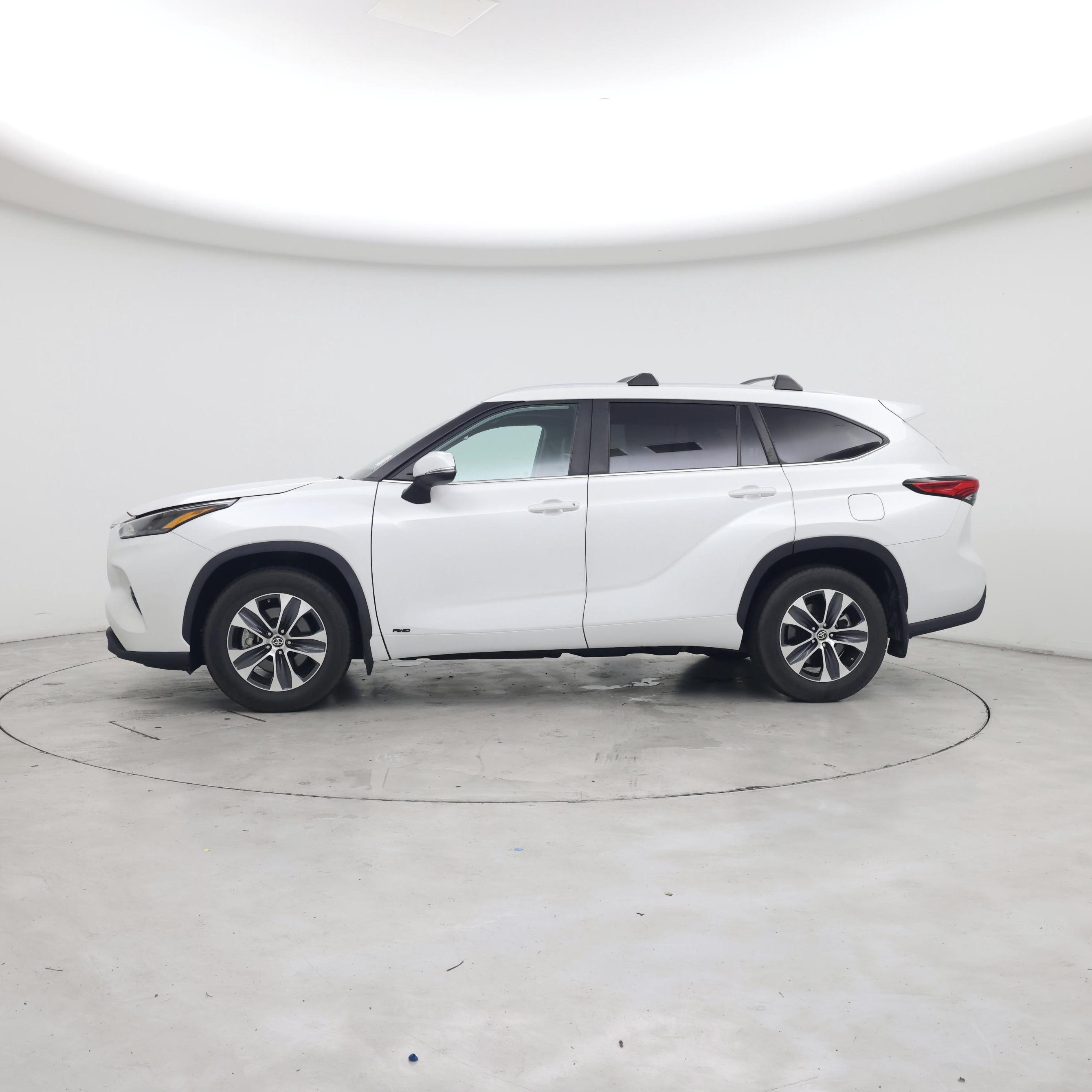 Thumbnail: 2023 Toyota Highlander - 3
