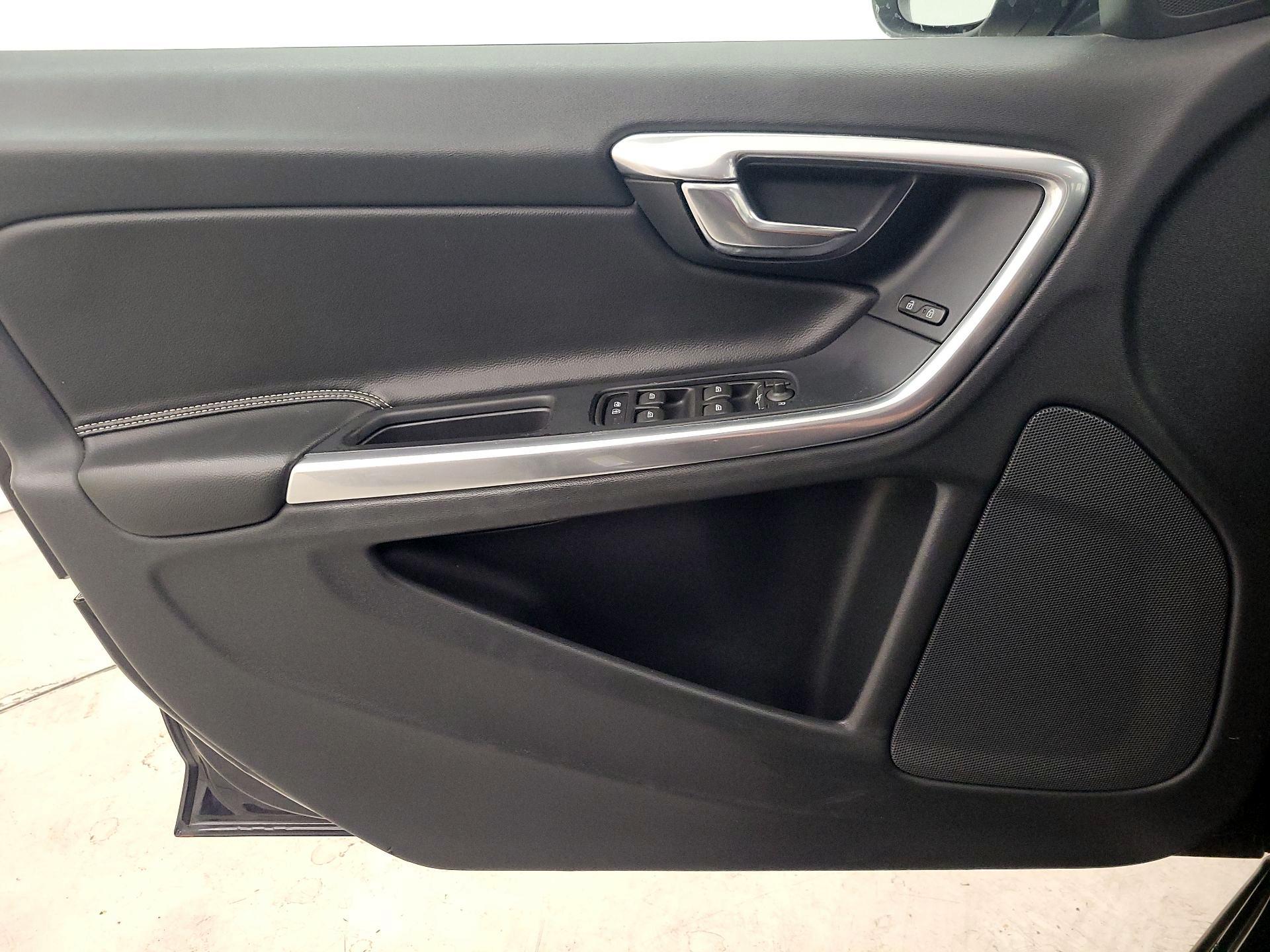 Thumbnail: 2017 Volvo V60 - 12